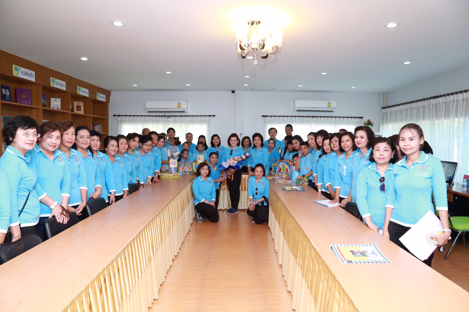 165 นายกสมาคมภริยาฯ นำคณะกรรมการสมาคมฯ เยี่ยมชมโครงการ "ศูนย์ส่งเสริมความรู้สู่อนาคต" และ โครงการ "สานรักสานฝันรางวัลแด่น้อง" ของศูนย์พัฒนาปิโตรเลียมภาคเหนือ