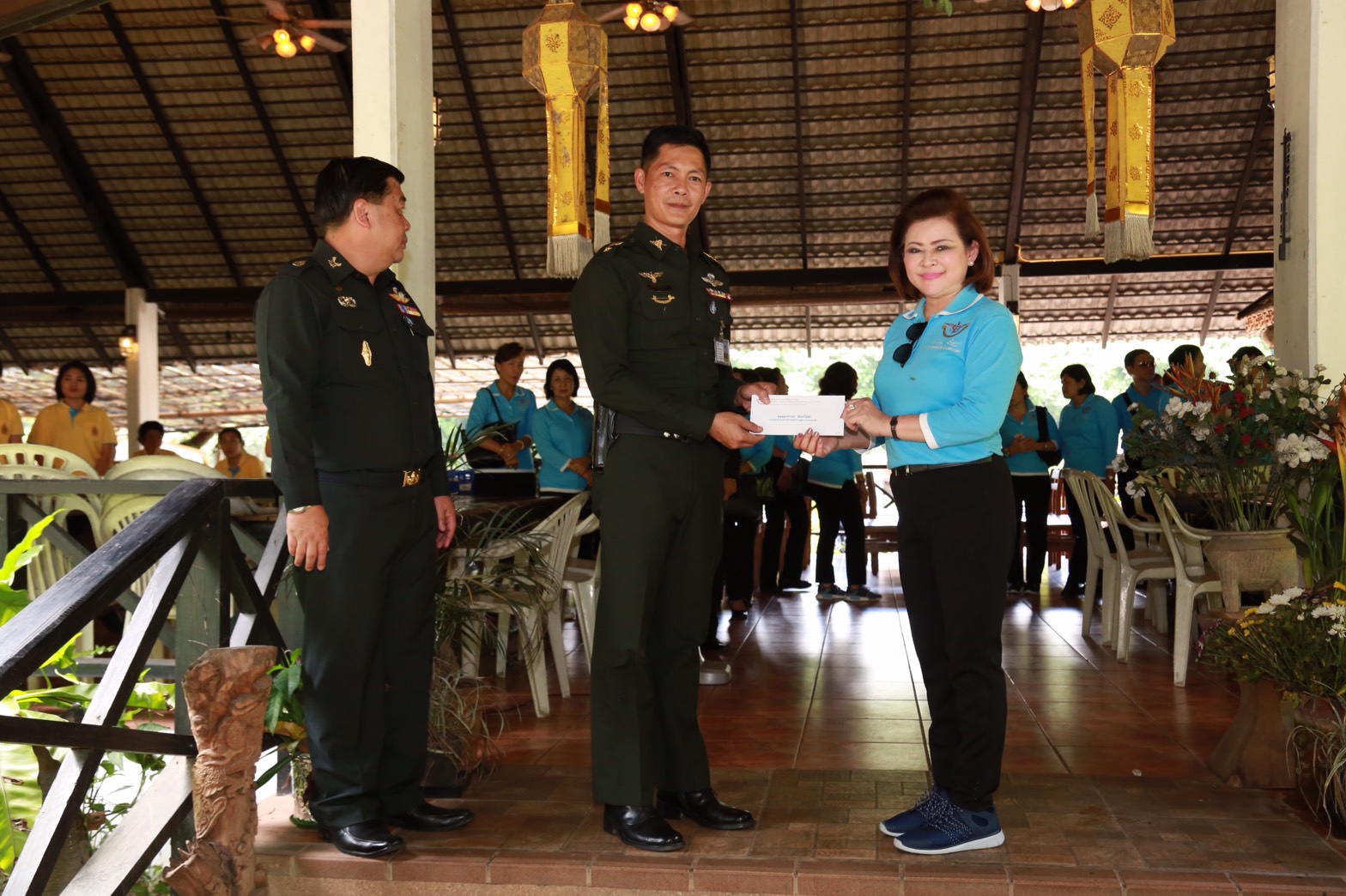 166 นายกสมาคมภริยาฯ ขอบคุณเจ้ากรมการพลังงานทหาร ผู้อำนวยการศูนย์พัฒนาปิโตรเลี่ยมภาคเหนือและข้าราชการในพื้นที่ที่ให้การสนับสนุน ให้การต้อนรับและอำนวยความสะดวกตลอด2วันในพื้นที่ และนำคณะเดินทางกลับกรุงเทพมหานคร อย่างเรียบร้อย
