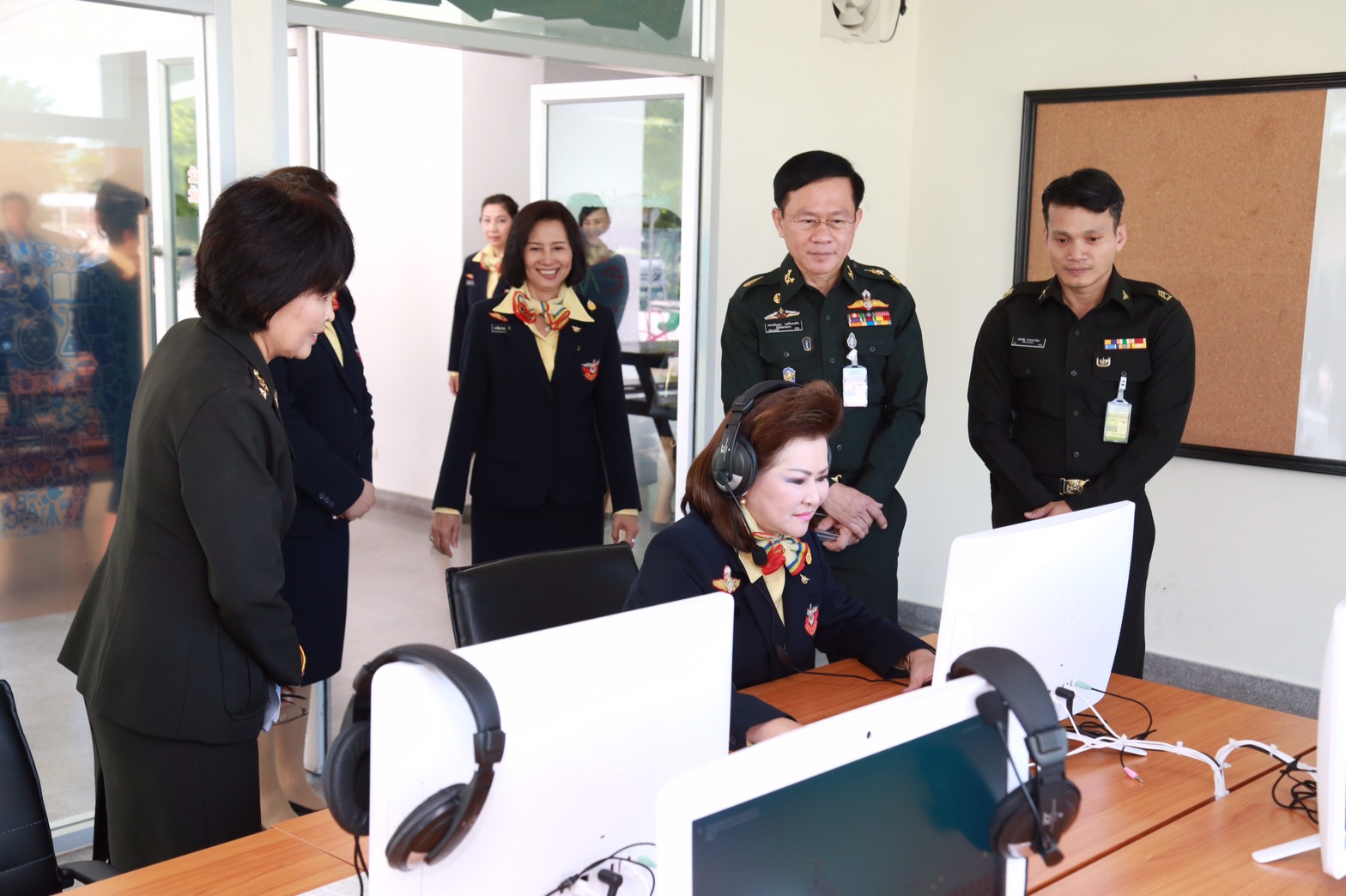 168 นายกสมาคมภริยาฯ เป็นประธาน เปิด "ศูนย์ส่งเสริมความรู้สู่อนาคต" ณ.อาคารนายทหารชั้นนายพล พื้นที่ศรีสมาน