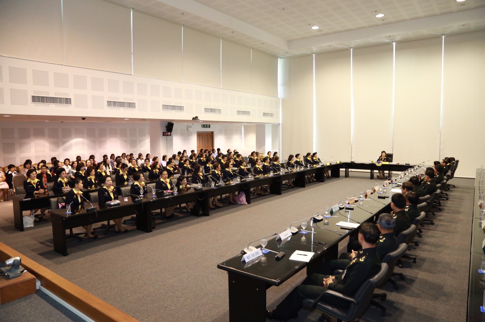 169 นายกสมาคมภริยาฯ เป็นประธานประชุมคณะกรรมการสมาคมภริยาฯ พร้อมทั้งมอบโล่เกียรติคุณ ณ.ห้องประชุมชั้น๖ อาคารสำนักงานปลัดกระทรวงกลาโหม พื้นที่ศรีสมาน