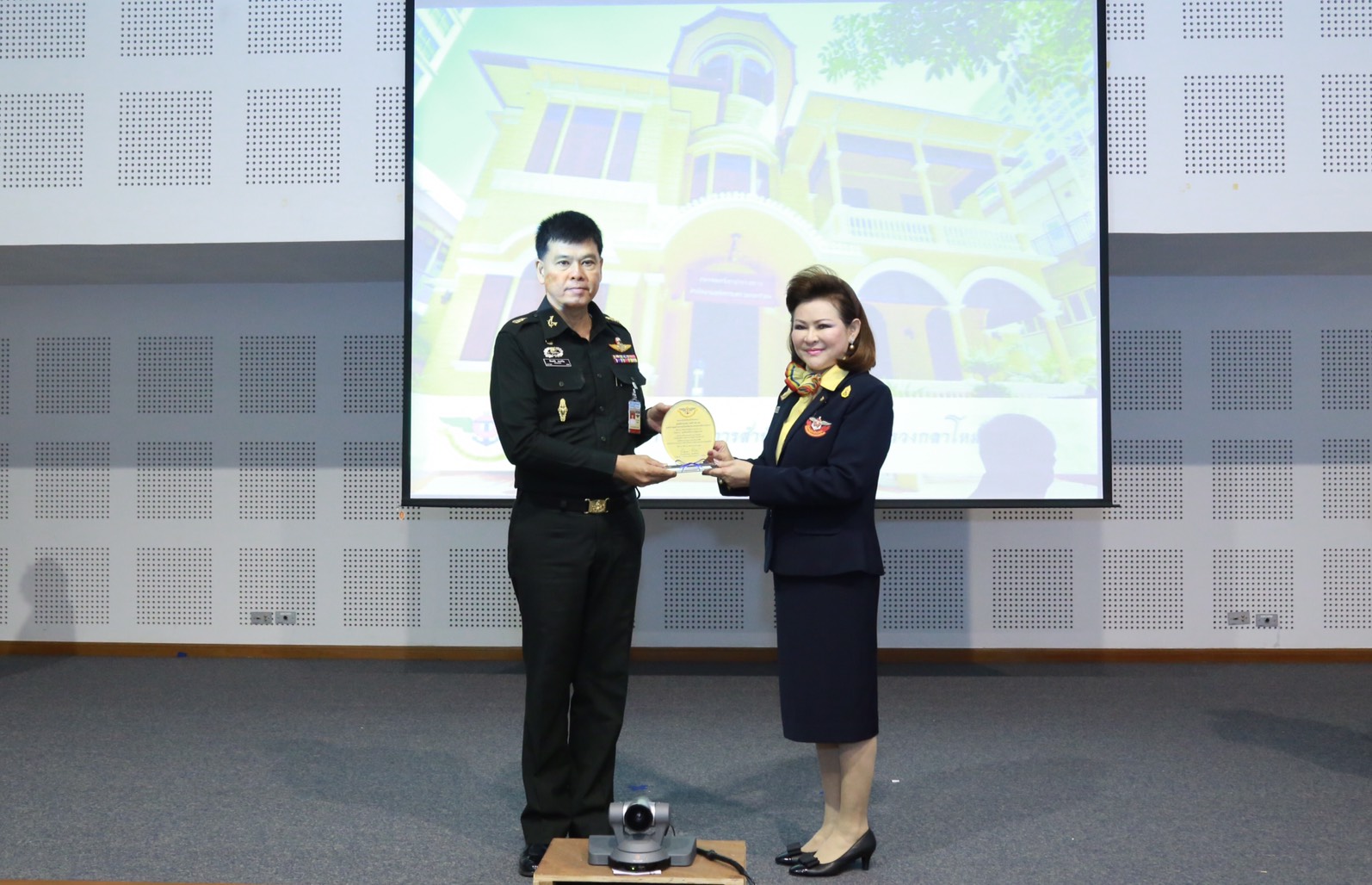 169 นายกสมาคมภริยาฯ เป็นประธานประชุมคณะกรรมการสมาคมภริยาฯ พร้อมทั้งมอบโล่เกียรติคุณ ณ.ห้องประชุมชั้น๖ อาคารสำนักงานปลัดกระทรวงกลาโหม พื้นที่ศรีสมาน