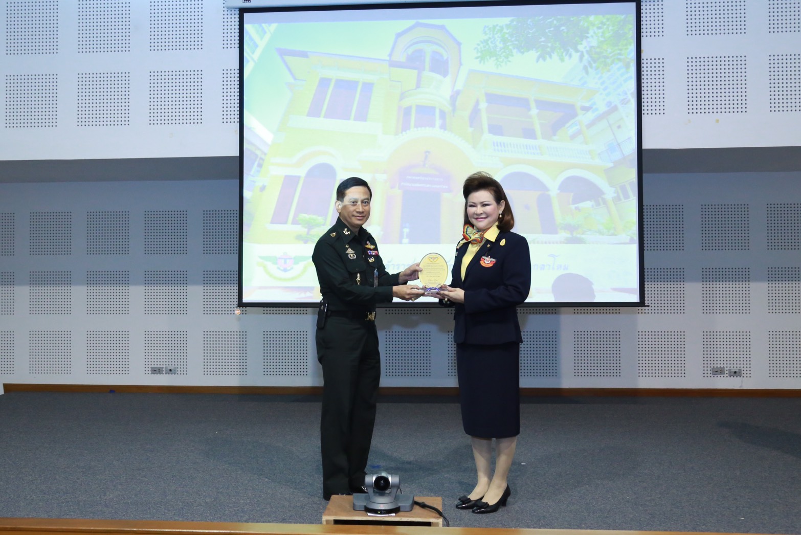 169 นายกสมาคมภริยาฯ เป็นประธานประชุมคณะกรรมการสมาคมภริยาฯ พร้อมทั้งมอบโล่เกียรติคุณ ณ.ห้องประชุมชั้น๖ อาคารสำนักงานปลัดกระทรวงกลาโหม พื้นที่ศรีสมาน