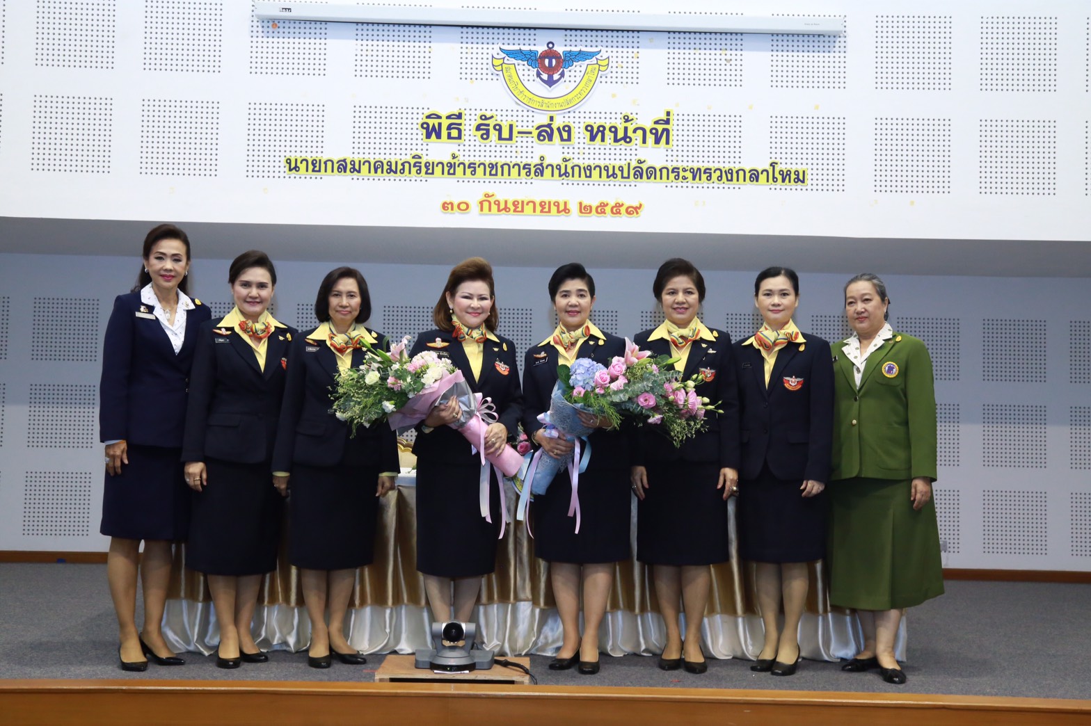 001 พิธีรับ-ส่งหน้าที่ นายกสมาคมภริยาฯ ณ.ห้องประชุมชั้น๖ อาคารสำนักงานปลัดกระทรวงกลาโหม(พื้นที่ศรีสมาน)