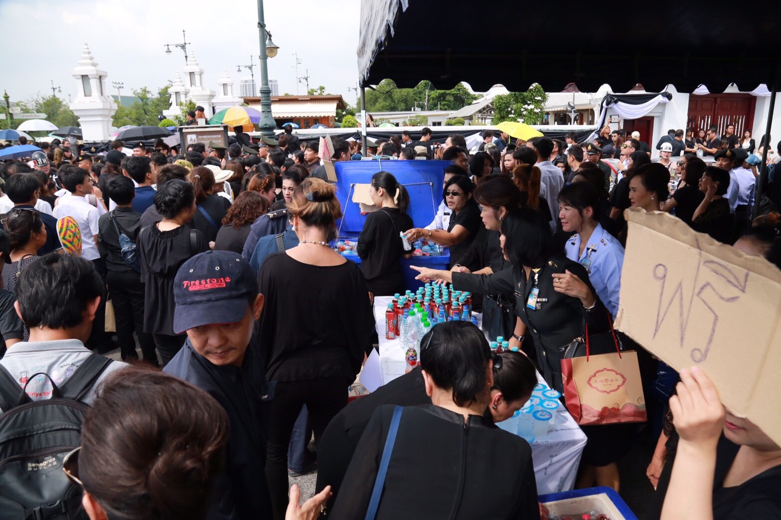 006 เมื่อ 14 ตุลาคม 2559 สมาคมภริยาฯ ร่วมกับสำนักงานแพทย์ฯ จัดสถานที่ให้บริการทางการแพทย์และแจกจ่ายน้ำดื่ม แก่ประชาชนที่เดินทางมาร่วมถวายน้ำสรงพระบรมศพ บริเวณด้านข้างศาลาว่าการกลาโหม ถนนหลักเมือง