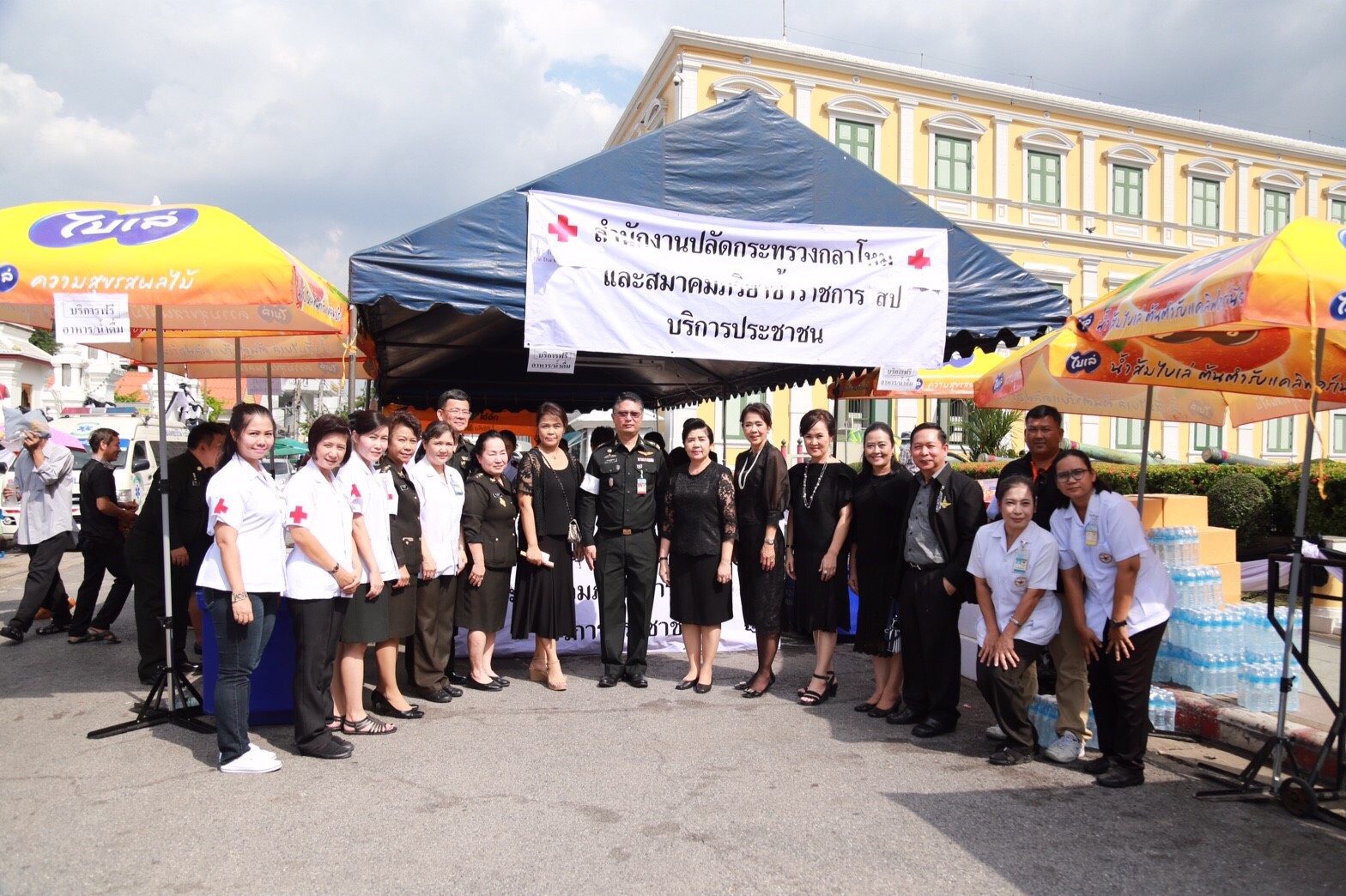 006 เมื่อ 14 ตุลาคม 2559 สมาคมภริยาฯ ร่วมกับสำนักงานแพทย์ฯ จัดสถานที่ให้บริการทางการแพทย์และแจกจ่ายน้ำดื่ม แก่ประชาชนที่เดินทางมาร่วมถวายน้ำสรงพระบรมศพ บริเวณด้านข้างศาลาว่าการกลาโหม ถนนหลักเมือง