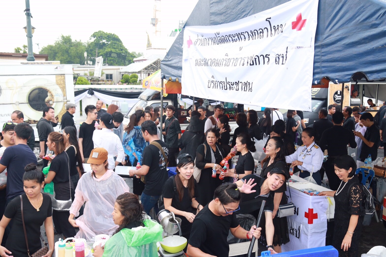 007 สมาคมภริยาฯ ร่วมกับ สป.ให้บริการอาหารและน้ำดื่ม ตลอดจนการบริการทางการแพทย์แก่ประชาชนที่มาถวายความอาลัย พระบาทสมเด็จพระปรมินทรมหาภูมิพลอดุลยเดช โดยมี คุณวิภาพร ช้างมงคล นายกสมาคมภริยาข้าราชการฯ ได้เดินทางไปเยี่ยมจุดให้บริการและร่วมกิจกรรมเป็นประจำทุกวัน (ห้วง 16-21 ต.ค.59)
