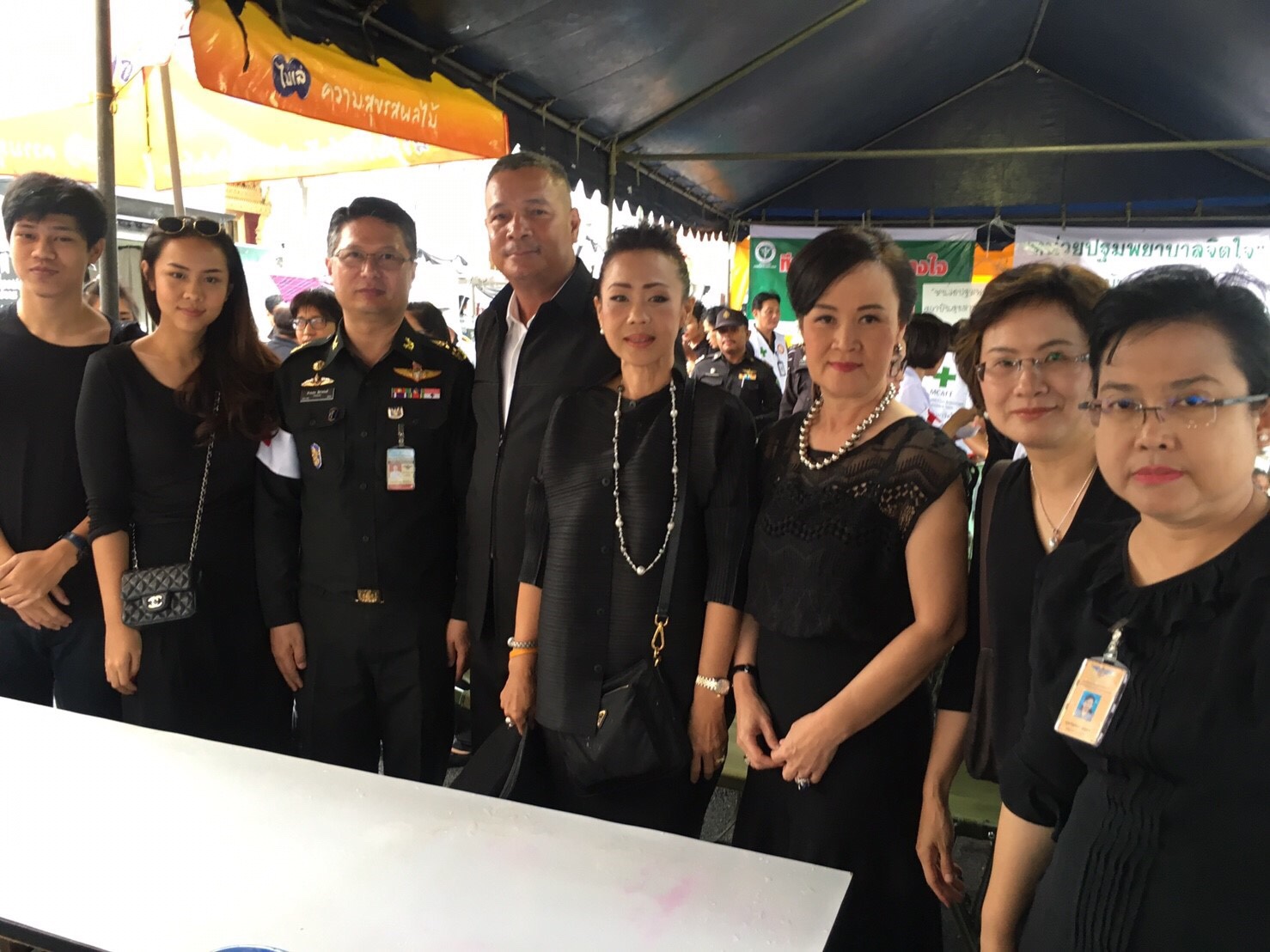 007 สมาคมภริยาฯ ร่วมกับ สป.ให้บริการอาหารและน้ำดื่ม ตลอดจนการบริการทางการแพทย์แก่ประชาชนที่มาถวายความอาลัย พระบาทสมเด็จพระปรมินทรมหาภูมิพลอดุลยเดช โดยมี คุณวิภาพร ช้างมงคล นายกสมาคมภริยาข้าราชการฯ ได้เดินทางไปเยี่ยมจุดให้บริการและร่วมกิจกรรมเป็นประจำทุกวัน (ห้วง 16-21 ต.ค.59)