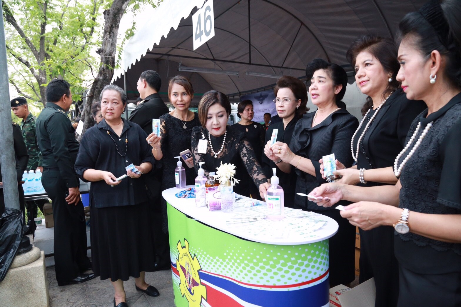 007 สมาคมภริยาฯ ร่วมกับ สป.ให้บริการอาหารและน้ำดื่ม ตลอดจนการบริการทางการแพทย์แก่ประชาชนที่มาถวายความอาลัย พระบาทสมเด็จพระปรมินทรมหาภูมิพลอดุลยเดช โดยมี คุณวิภาพร ช้างมงคล นายกสมาคมภริยาข้าราชการฯ ได้เดินทางไปเยี่ยมจุดให้บริการและร่วมกิจกรรมเป็นประจำทุกวัน (ห้วง 16-21 ต.ค.59)