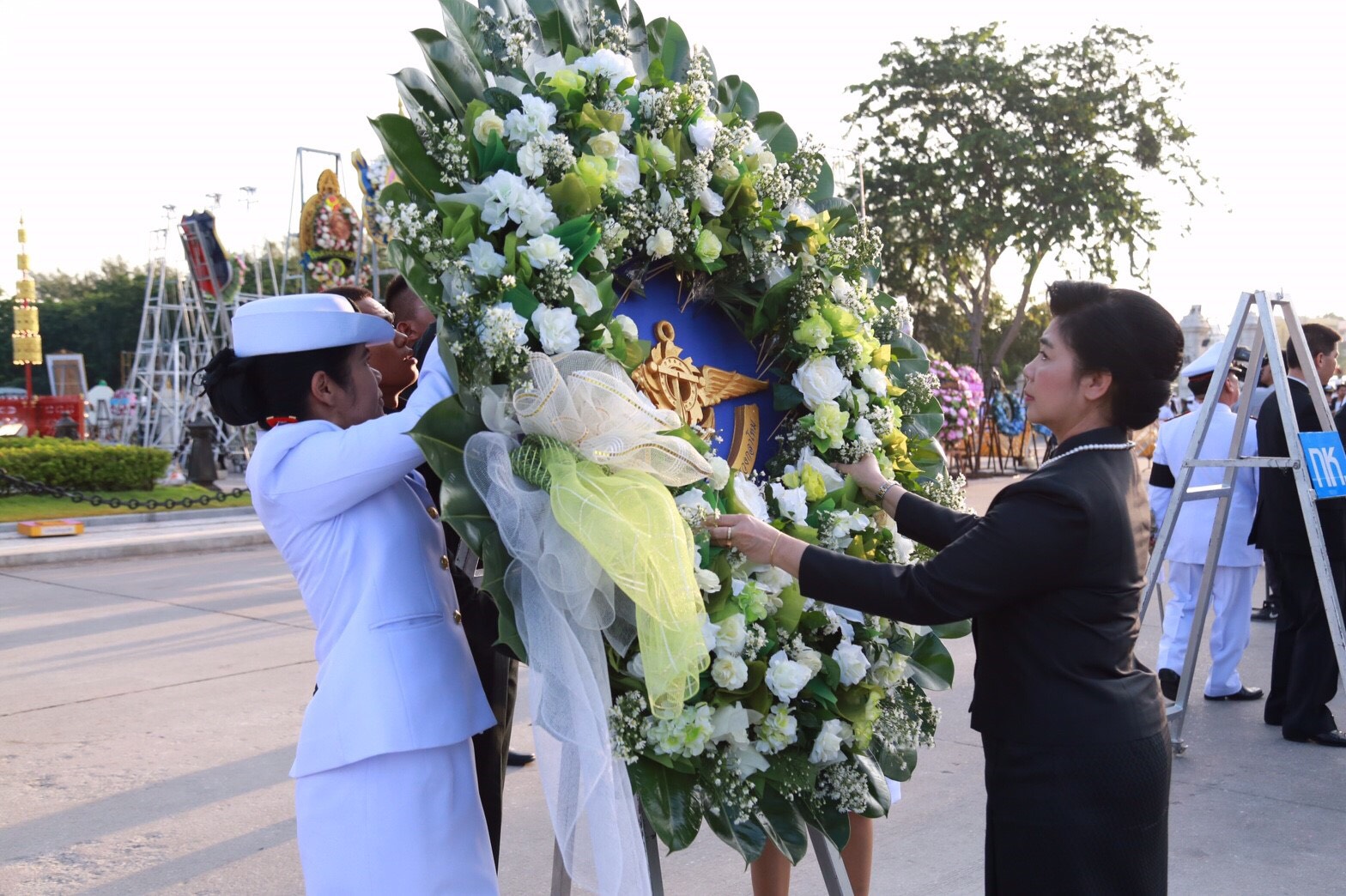 008 เมื่อ 23 ตุลาคม 2559 นายกสมาคมภริยาฯ พร้อมด้วย คณะกรรมการ ร่วมพิธีวางพวงมาลาถวายราชสักการะ พระบรมราชานุสรณ์ รัชกาลที่ 5 ณ ลานพระราชวังดุสิต และในเวลาต่อมา ได้ร่วมวางพวงมาลาถวายราชสักการะ พระบรมราชานุสาวรีย์ รัชกาลที่ 5 ณ สป. (พื้นที่ศรีสมาน) เนื่องในวันปิยมหาราช