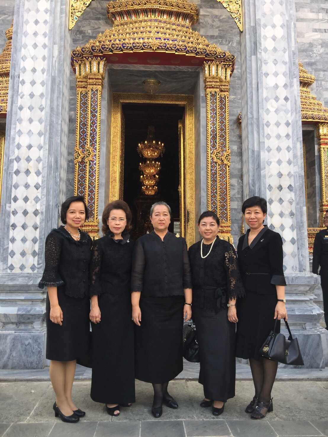 012 เมื่อ 24 พฤศจิกายน 2559 คุณอินทริยา หนูเทพ และคุณพรรณิภา ศรีสุข อุปนายกสมาคมภริยาฯ พร้อม ด้วยคณะกรรมการฯ ร่วมกิจกรรมพัฒนาวัด พัฒนาจิตใจ เทิดทูนสถาบันพระมหากษัตริย์ เพื่อถวายเป็นพระราชกุศล แด่พระบาทสมเด็จพระปรมินทรมหาภูมิพลอดุลยเดช ณ วัดราชประดิษฐสถิตมหาสีมารามราชวรวิหาร เขตพระนคร กรุงเทพฯ