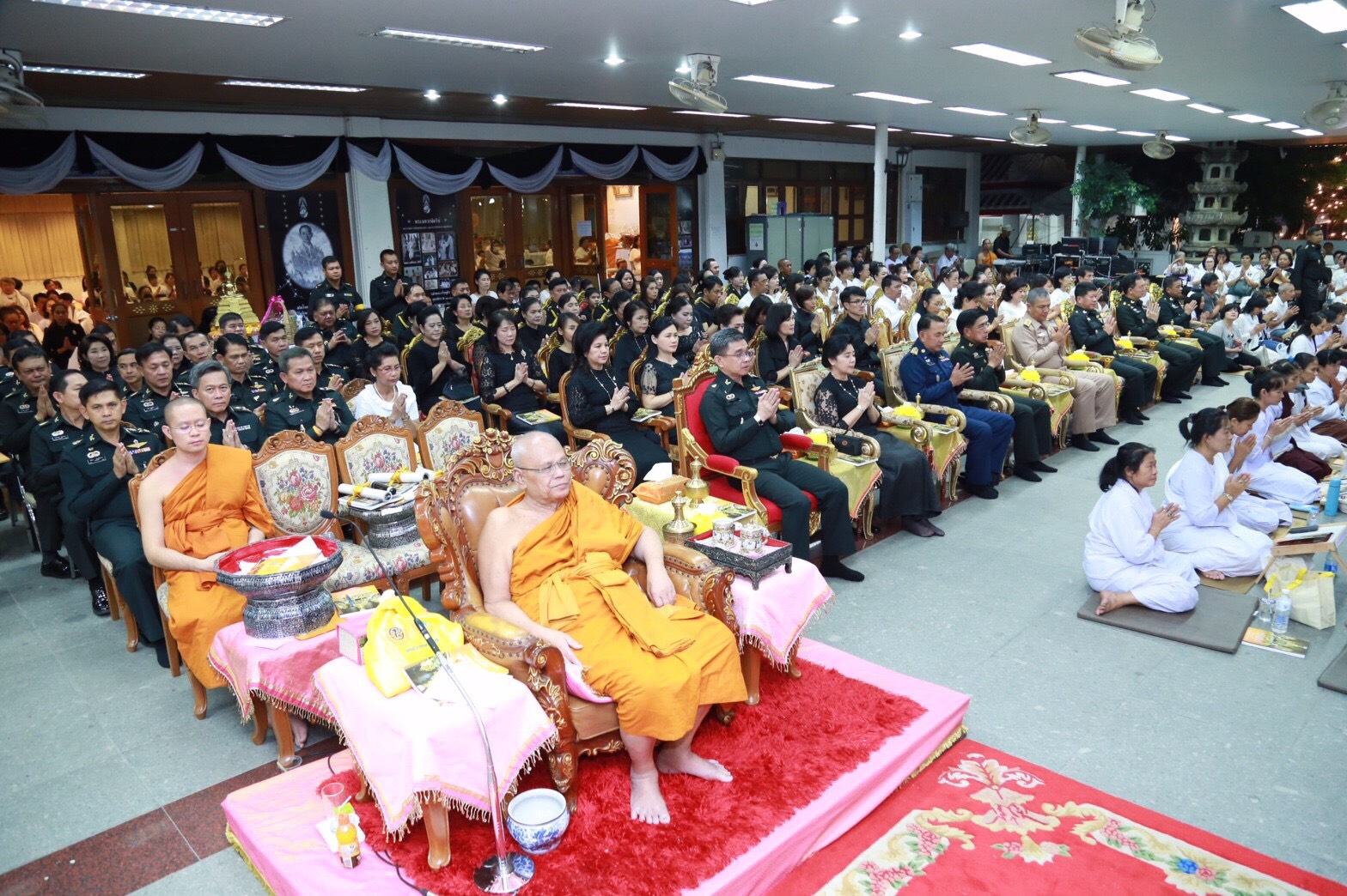 019 เมื่อวันที่ 31 ธันวาคม 2559 นายกสมาคมภริยาฯ พร้อมด้วยคณะกรรมการสมาคมฯ ร่วมกิจกรรมสวดมนต์ข้ามปี ส่งท้ายปีเก่าวิถีไทย ต้อนรับปีใหม่วิถีพุทธ พุทธศักราช 2560 ถวายเป็นพระราชกุศล ณ วัดพิชยญาติการามวรวิหาร เขตคลองสาน กรุงเทพมหานคร โดยมี พลเอกชัยชาญ ช้างมงคล ปลัดกระทรวงกลาโหม ผู้แทนรัฐมนตรีว่าการกระทรวงกลาโหม เป็นประธานในพิธี