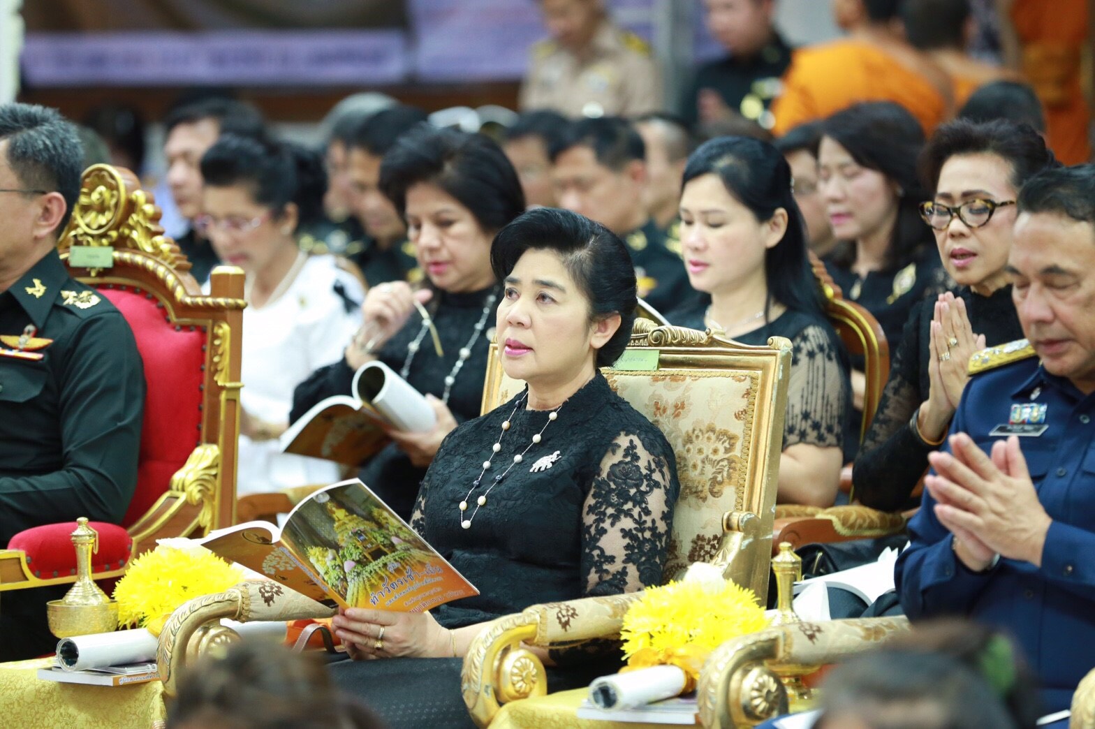 019 เมื่อวันที่ 31 ธันวาคม 2559 นายกสมาคมภริยาฯ พร้อมด้วยคณะกรรมการสมาคมฯ ร่วมกิจกรรมสวดมนต์ข้ามปี ส่งท้ายปีเก่าวิถีไทย ต้อนรับปีใหม่วิถีพุทธ พุทธศักราช 2560 ถวายเป็นพระราชกุศล ณ วัดพิชยญาติการามวรวิหาร เขตคลองสาน กรุงเทพมหานคร โดยมี พลเอกชัยชาญ ช้างมงคล ปลัดกระทรวงกลาโหม ผู้แทนรัฐมนตรีว่าการกระทรวงกลาโหม เป็นประธานในพิธี