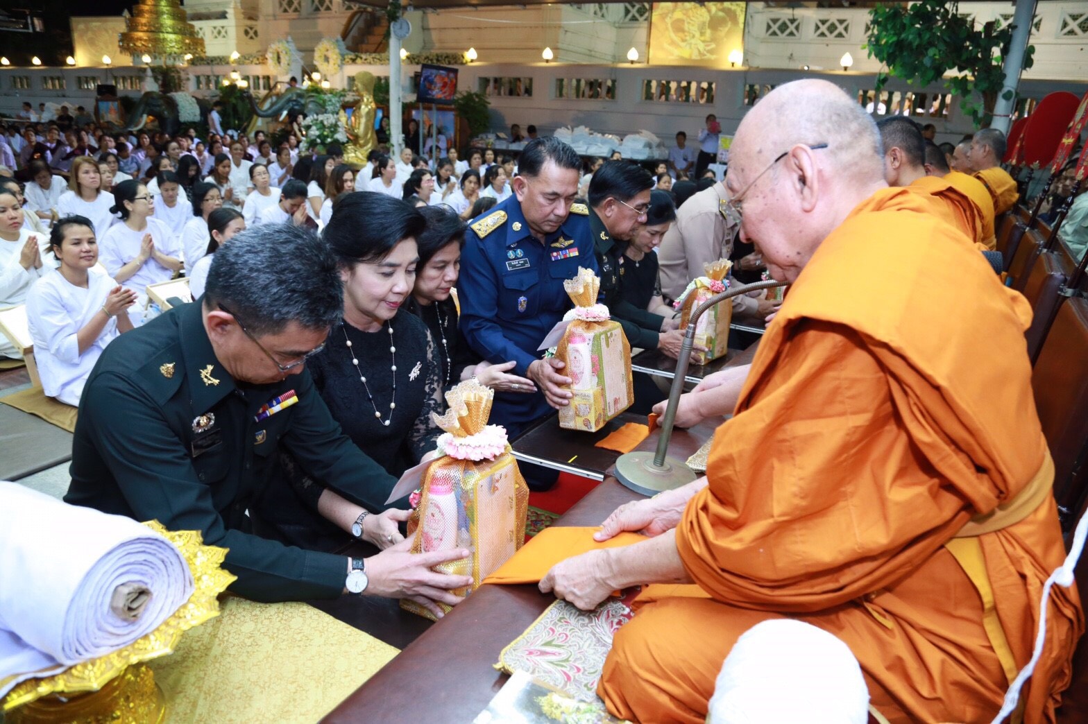 019 เมื่อวันที่ 31 ธันวาคม 2559 นายกสมาคมภริยาฯ พร้อมด้วยคณะกรรมการสมาคมฯ ร่วมกิจกรรมสวดมนต์ข้ามปี ส่งท้ายปีเก่าวิถีไทย ต้อนรับปีใหม่วิถีพุทธ พุทธศักราช 2560 ถวายเป็นพระราชกุศล ณ วัดพิชยญาติการามวรวิหาร เขตคลองสาน กรุงเทพมหานคร โดยมี พลเอกชัยชาญ ช้างมงคล ปลัดกระทรวงกลาโหม ผู้แทนรัฐมนตรีว่าการกระทรวงกลาโหม เป็นประธานในพิธี