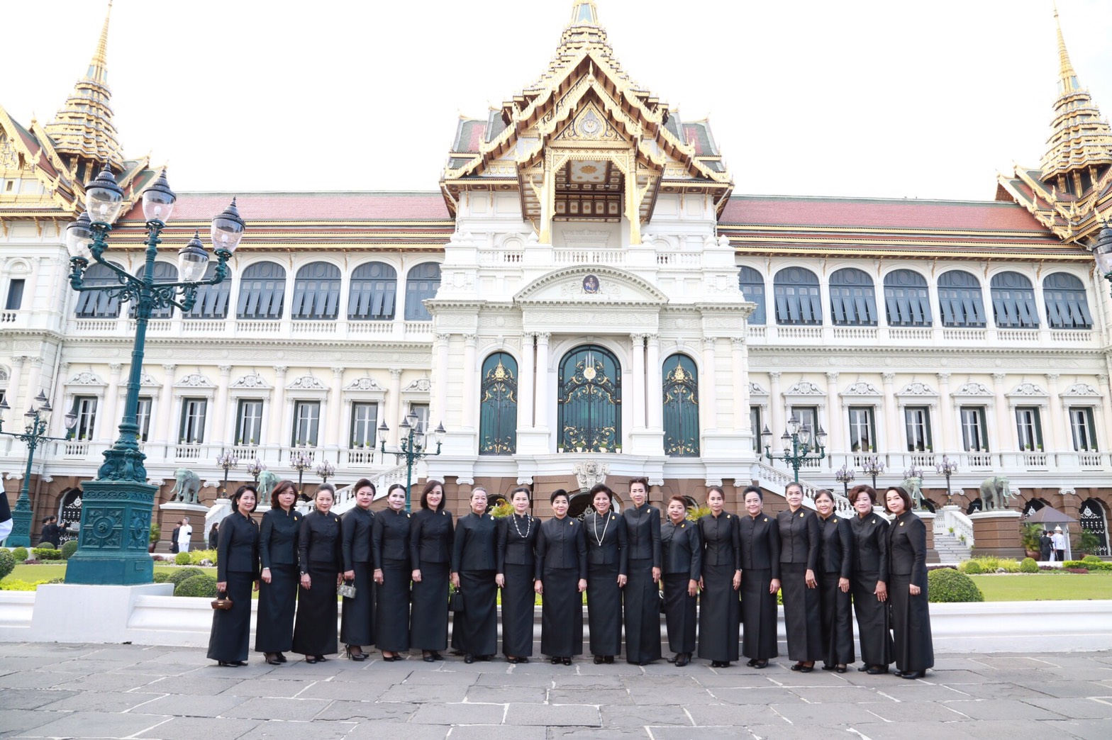020 เมื่อวันที่ 1 มกราคม 2560 นายกสมาคมภริยาฯ อุปนายกสมาคมฯ พร้อมด้วยคณะกรรมการสมาคมฯ ร่วมลงนามถวายพระพร สมเด็จพระเจ้าอยู่หัวมหาวชิราลงกรณ บดินทรเทพยวรางกูร เนื่องในโอกาสวันขึ้นปีใหม่ พุทธศักราช 2560 ในพระบรมมหาราชวัง