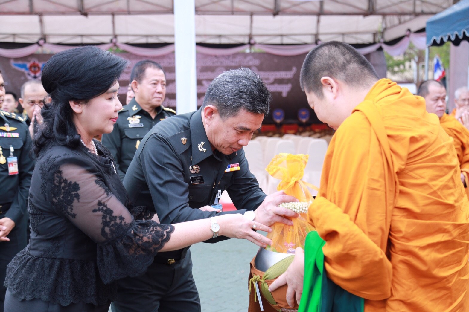 021 เมื่อวันที่ 4 มกราคม 2560 นายกสมาคมภริยาฯ อุปนายกสมาคมฯ และคณะกรรมการสมาคมฯ ร่วมพิธีทำบุญตักบาตร เนื่องในเทศกาลวันขึ้นปีใหม่ 2560 เพื่อถวายเป็นพระราชกุศลแด่พระบาทสมเด็จพระปรมินทรมหาภูมิพลอดุลยเดช และถวายพระพรแด่สมเด็จพระเจ้าอยู่หัวมหาวชิราลงกรณ บดินทรเทพยวรางกูร ณ ลานอเนกประสงค์ ในศาลาว่าการกลาโหม
