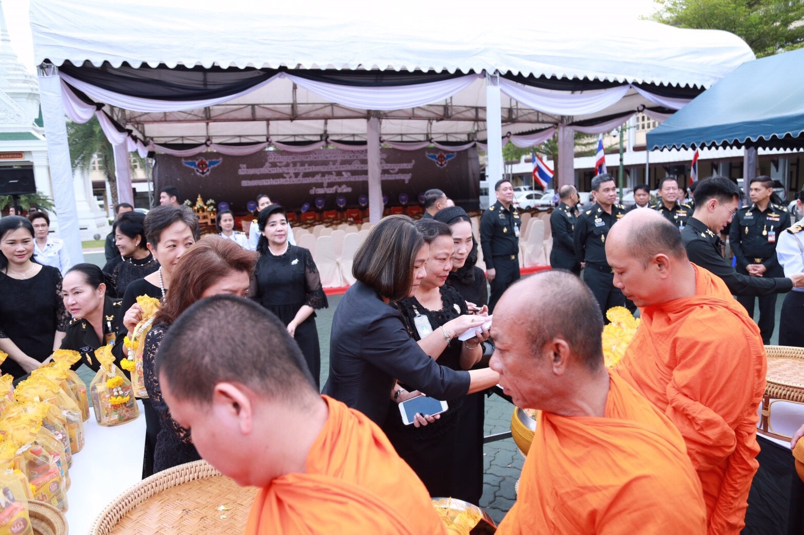 021 เมื่อวันที่ 4 มกราคม 2560 นายกสมาคมภริยาฯ อุปนายกสมาคมฯ และคณะกรรมการสมาคมฯ ร่วมพิธีทำบุญตักบาตร เนื่องในเทศกาลวันขึ้นปีใหม่ 2560 เพื่อถวายเป็นพระราชกุศลแด่พระบาทสมเด็จพระปรมินทรมหาภูมิพลอดุลยเดช และถวายพระพรแด่สมเด็จพระเจ้าอยู่หัวมหาวชิราลงกรณ บดินทรเทพยวรางกูร ณ ลานอเนกประสงค์ ในศาลาว่าการกลาโหม