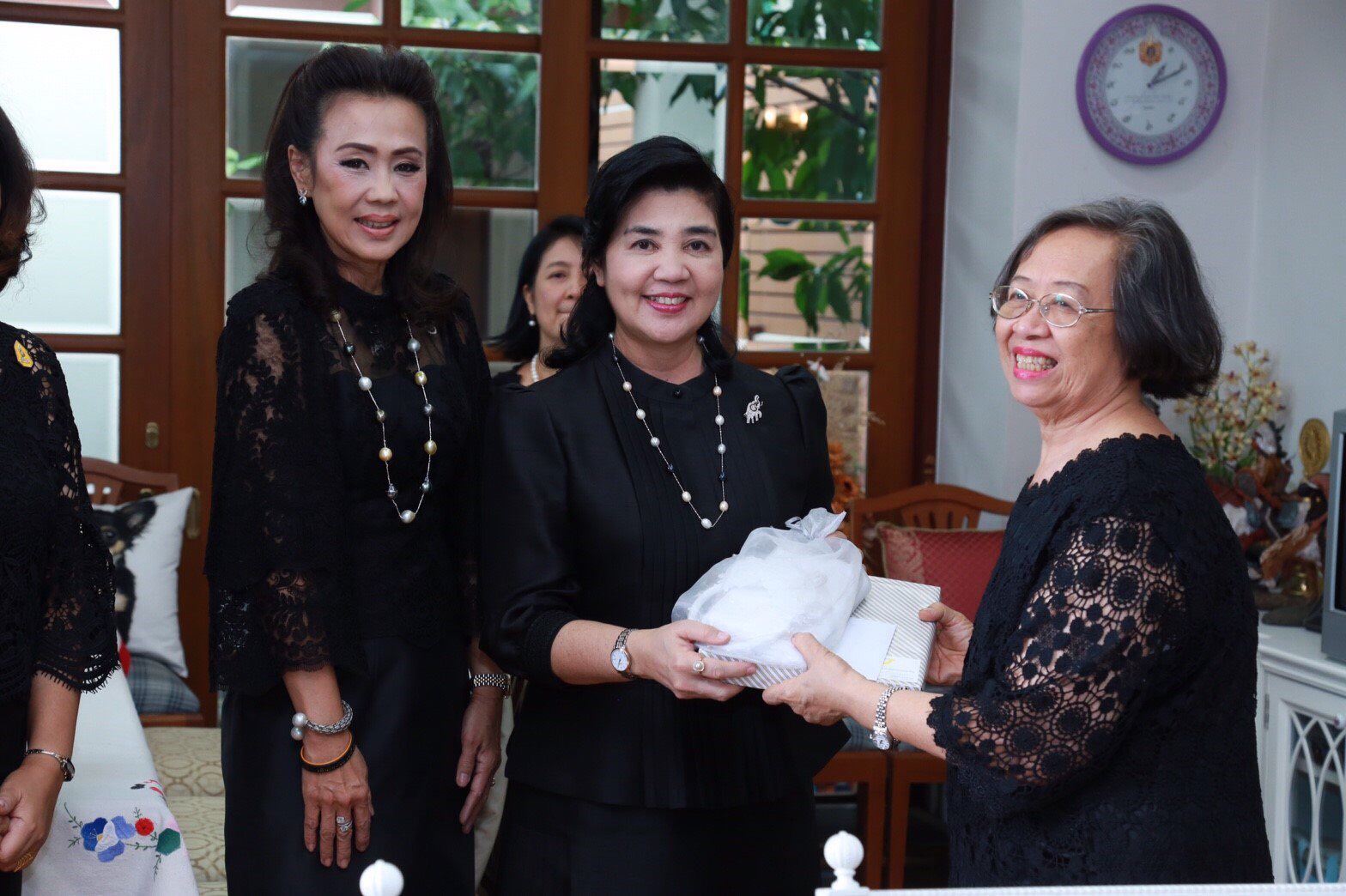 022 เมื่อวันที่ 4 มกราคม 2560 นายกสมาคมภริยาฯ, อุปนายกสมาคมฯ(3) พร้อมด้วยคณะกรรมการสมาคมฯ เข้าอำนวยพร และขอรับพรเนื่องในโอกาสวันขึ้นปีใหม่จาก คุณหญิงแสงเดือน ณ นคร ประธานมูลนิธิสงเคราะห์ครอบครัวทหารผ่านศึก หลังจากนั้นได้เข้าอำนวยพรและขอรับพรเนื่องในโอกาสวันขึ้นปีใหม่จากคุณหญิงอรพรรณ ศศิประภา อดีตนายกสมาคมภริยาข้าราชการสำนักงานปลัดกระทรวงกลาโหม