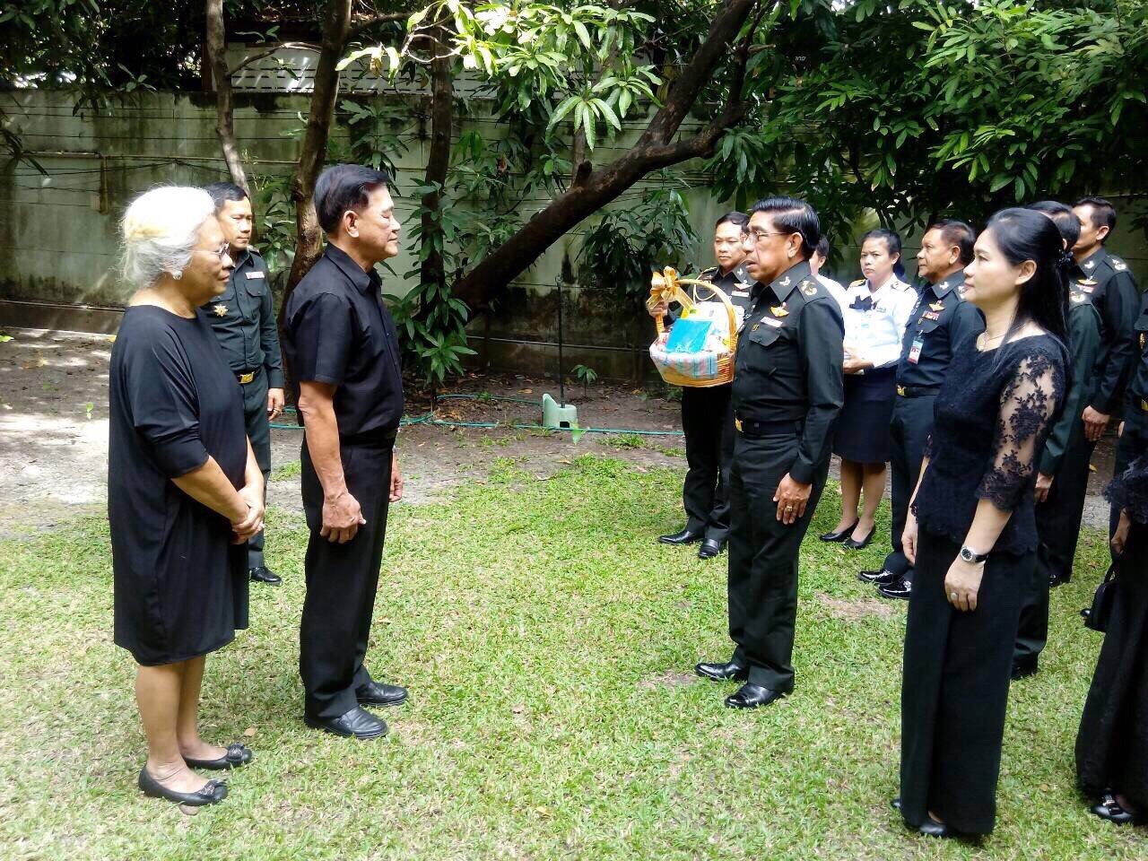 023 เมื่อวันที่ 4 มกราคม 2560 อุปนายกสมาคมภริยาฯ (2) พร้อมด้วยคณะกรรมการฯ ร่วมคณะ พล.อ.ชาตอุดม ติตถะสิริ รองปลัดกระทรวงกลาโหม เข้าอำนวยพรและขอรับพรเนื่องในโอกาสวันขึ้นปีใหม่ จาก พล.อ.ธวัช เกษร์อังกูร อดีตปลัดกระทรวงกลาโหมและคุณหญิงพวงทอง เกษร์อังกูร อดีตนายกสมาคมภริยาข้าราชการสำนักงานปลัดกระทรวงกลาโหม