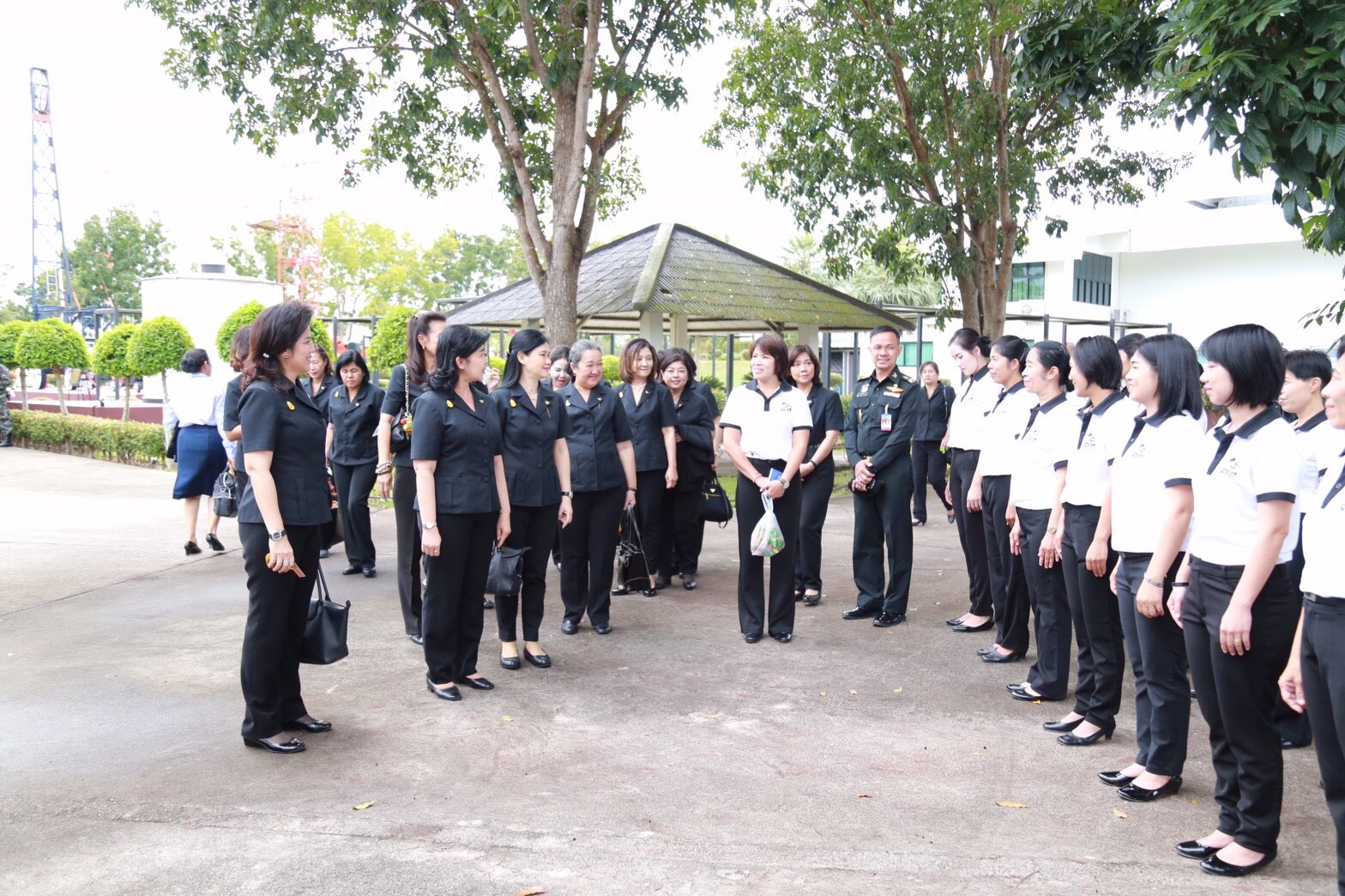 026 เมื่อวันที่ 6 มกราคม 2560 นายกสมาคมภริยาฯ พร้อมด้วยคณะกรรมการสมาคมฯ เดินทางไปตรวจเยี่ยมและติดตามการดำเนินงาน โครงการบริหารจัดการขยะรักษาสิ่งแวดล้อม โครงการศูนย์ส่งเสริมการเรียนรู้ โครงการครอบครัวพอเพียงและโครงการสายใยรักษ์เพื่อคนพิเศษ ในพื้นที่ของหน่วย ศพปน.พท.ศอพท. อ.ฝาง จ.เชียงใหม่