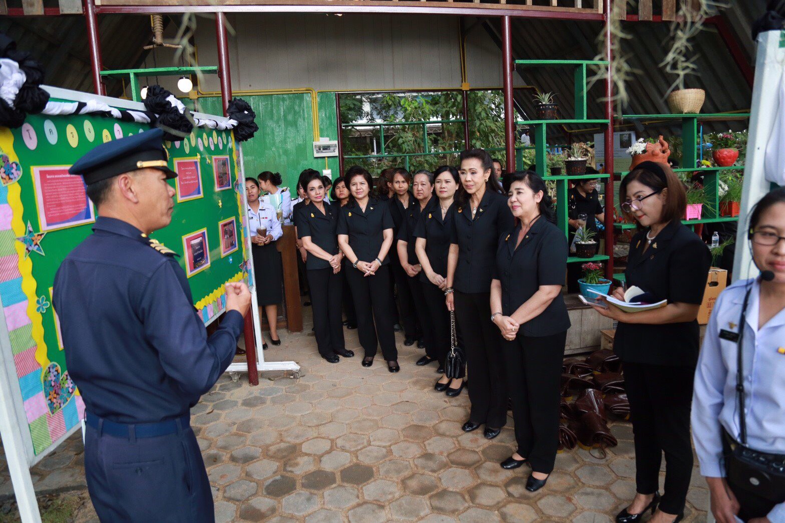 026 เมื่อวันที่ 6 มกราคม 2560 นายกสมาคมภริยาฯ พร้อมด้วยคณะกรรมการสมาคมฯ เดินทางไปตรวจเยี่ยมและติดตามการดำเนินงาน โครงการบริหารจัดการขยะรักษาสิ่งแวดล้อม โครงการศูนย์ส่งเสริมการเรียนรู้ โครงการครอบครัวพอเพียงและโครงการสายใยรักษ์เพื่อคนพิเศษ ในพื้นที่ของหน่วย ศพปน.พท.ศอพท. อ.ฝาง จ.เชียงใหม่