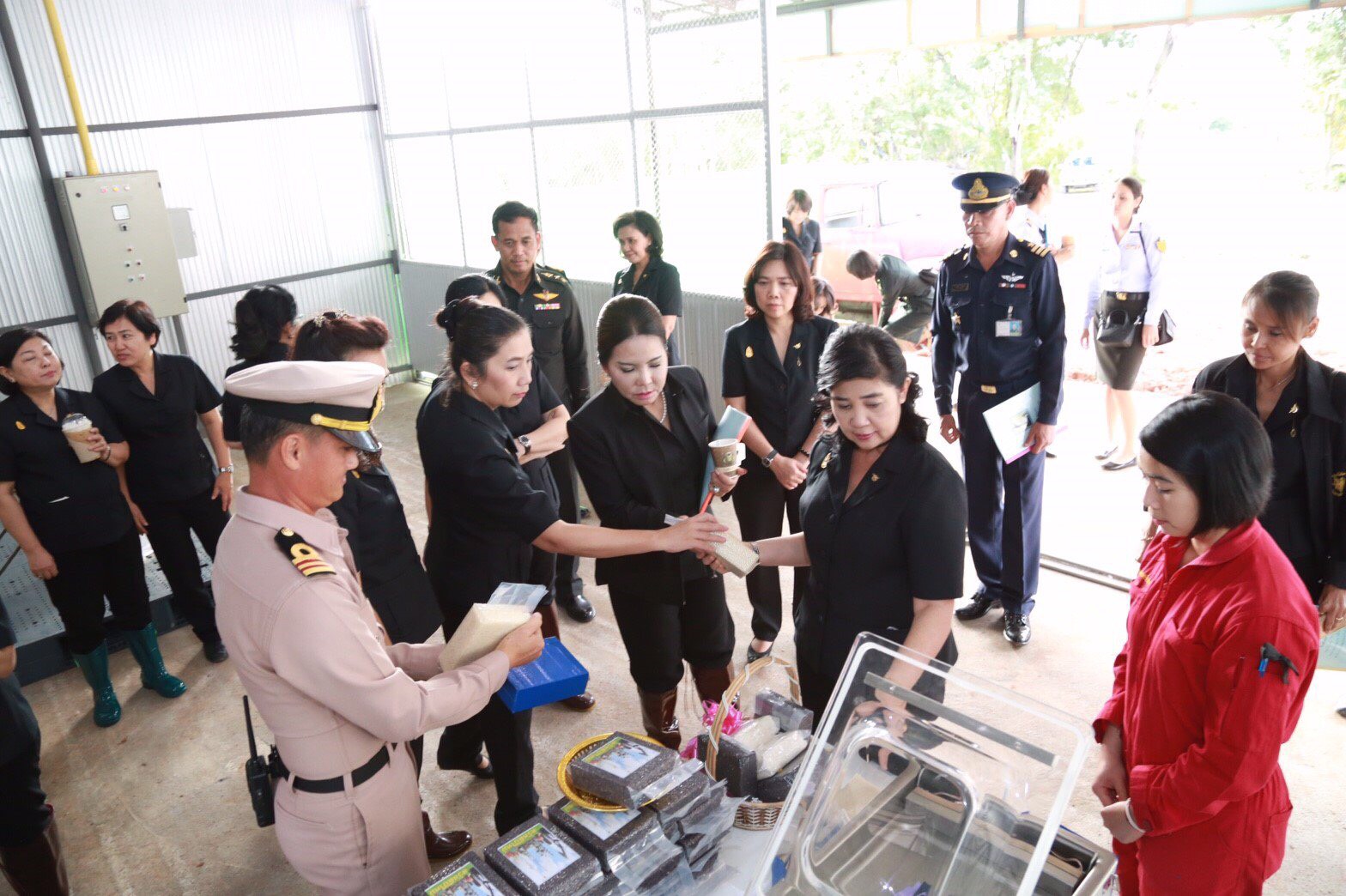026 เมื่อวันที่ 6 มกราคม 2560 นายกสมาคมภริยาฯ พร้อมด้วยคณะกรรมการสมาคมฯ เดินทางไปตรวจเยี่ยมและติดตามการดำเนินงาน โครงการบริหารจัดการขยะรักษาสิ่งแวดล้อม โครงการศูนย์ส่งเสริมการเรียนรู้ โครงการครอบครัวพอเพียงและโครงการสายใยรักษ์เพื่อคนพิเศษ ในพื้นที่ของหน่วย ศพปน.พท.ศอพท. อ.ฝาง จ.เชียงใหม่