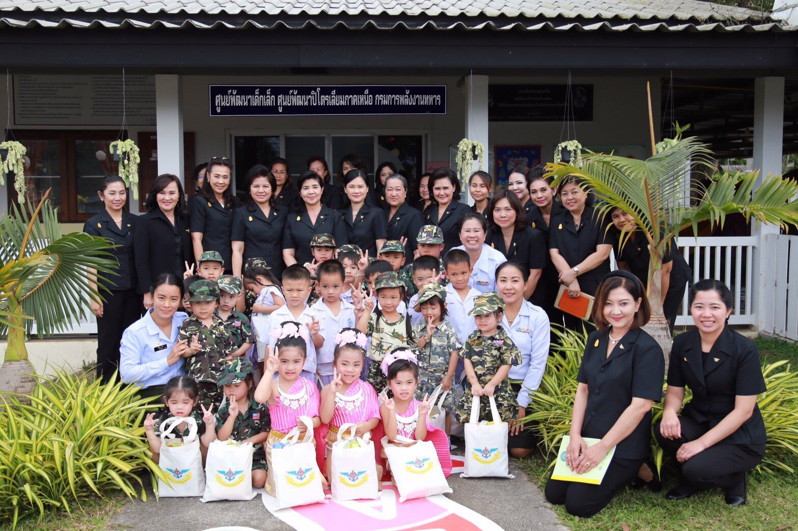 026 เมื่อวันที่ 6 มกราคม 2560 นายกสมาคมภริยาฯ พร้อมด้วยคณะกรรมการสมาคมฯ เดินทางไปตรวจเยี่ยมและติดตามการดำเนินงาน โครงการบริหารจัดการขยะรักษาสิ่งแวดล้อม โครงการศูนย์ส่งเสริมการเรียนรู้ โครงการครอบครัวพอเพียงและโครงการสายใยรักษ์เพื่อคนพิเศษ ในพื้นที่ของหน่วย ศพปน.พท.ศอพท. อ.ฝาง จ.เชียงใหม่