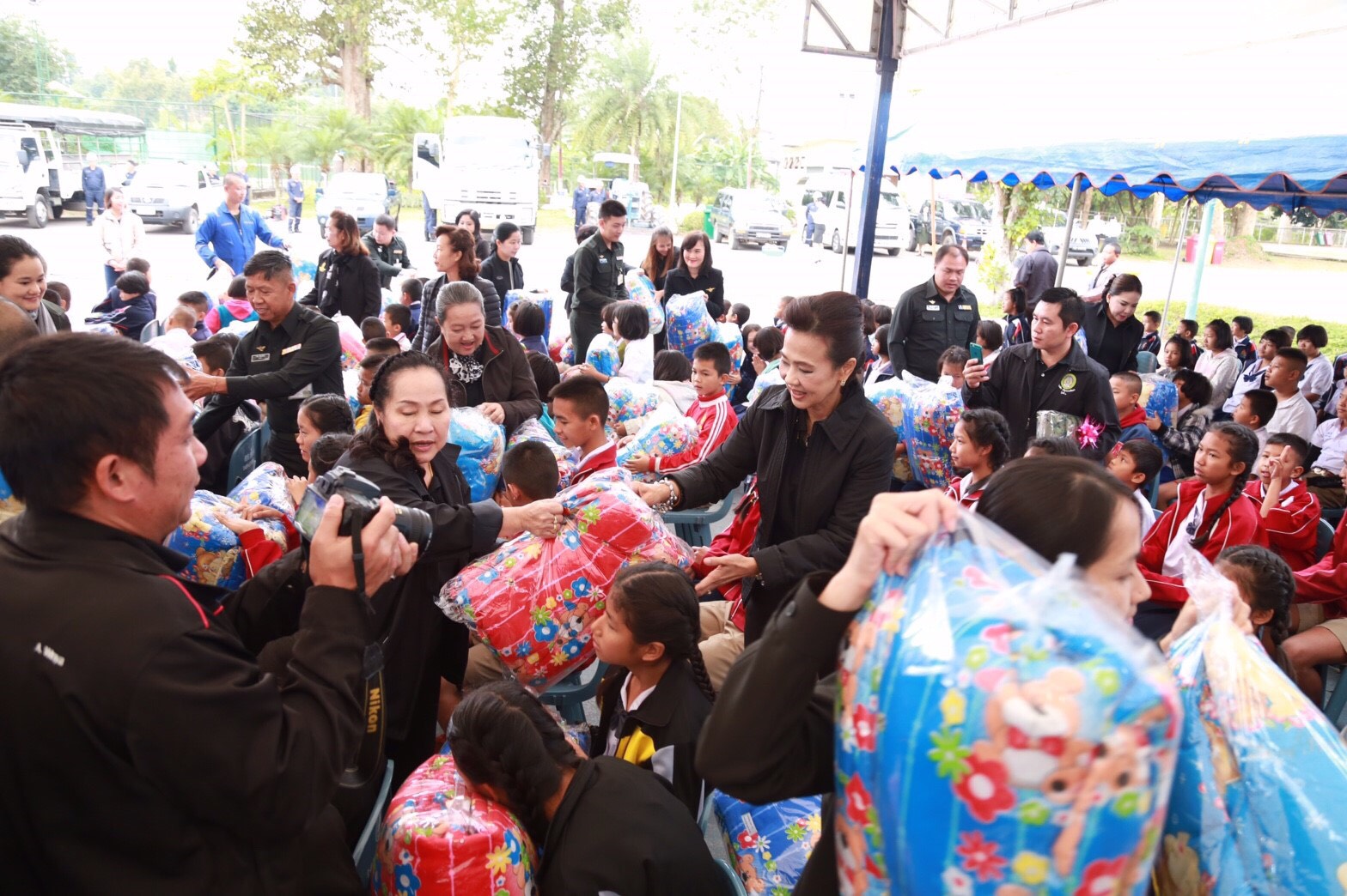 027 เมื่อวันที่ 7 มกราคม 2560 นายกสมาคมภริยาฯ พร้อมด้วยคณะกรรมการสมาคมฯ ร่วมคณะ พล.อ.ชัยชาญ ช้างมงคล ปลัดกระทรวงกลาโหม มอบผ้าห่มกันหนาวให้กับประชาชนและเด็กนักเรียน ที่ประสบภัยหนาวในพื้นที่แหล่งผลิตน้ำมันฝาง ณ ศูนย์พัฒนากีฬา ศพปน.พท.ศอพท. อ.ฝาง จ.เชียงใหม่
