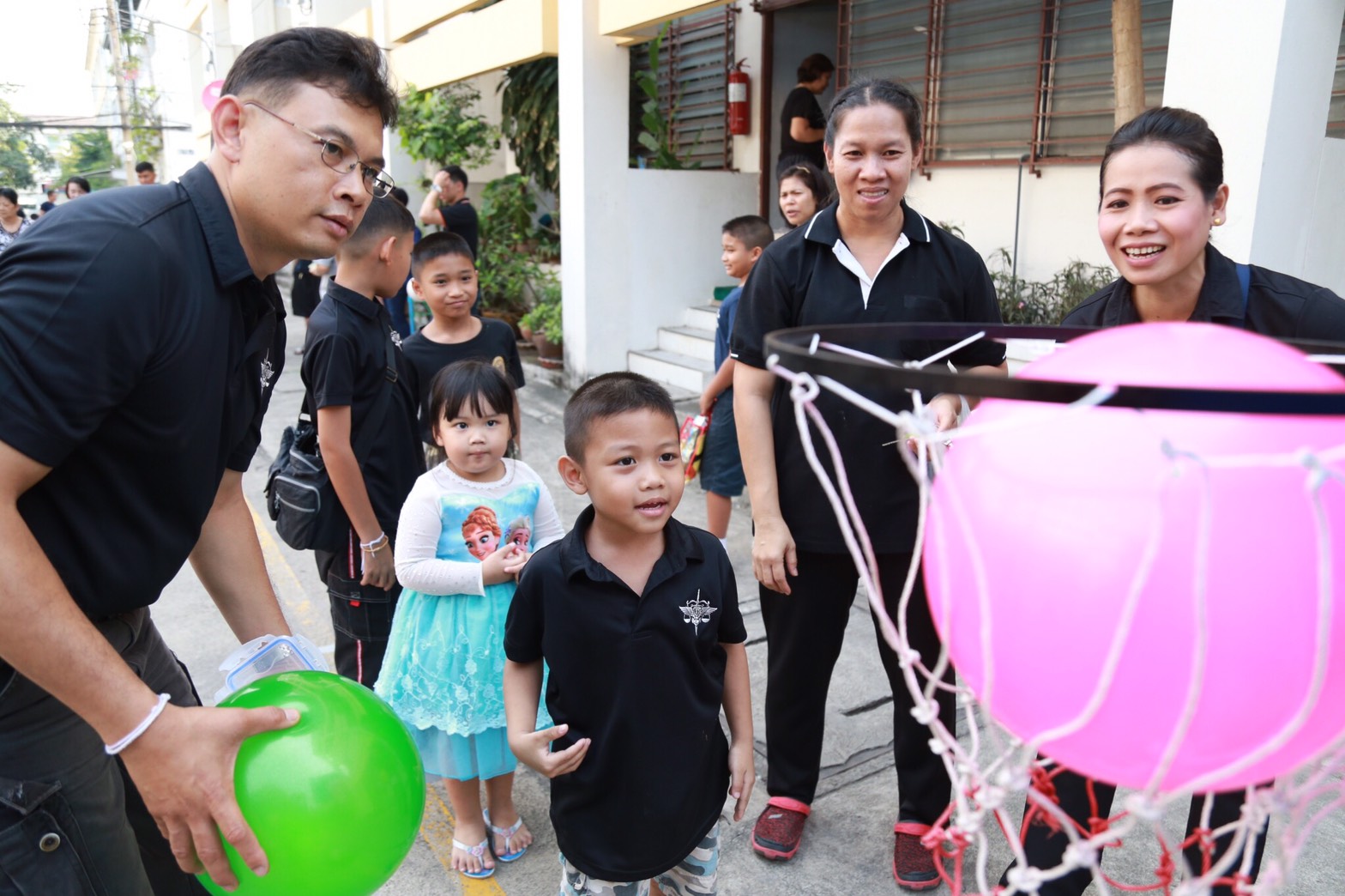 030 เมื่อวันที่ 14 มกราคม 2560 นายกสมาคมภริยาฯ พร้อมด้วยคณะกรรมการสมาคมฯ ร่วมกิจกรรมวันเด็กแห่งชาติ ของสำนักงานปลัดกระทรวงกลาโหม ประจำปี 2560 บริเวณบ้านพักอาศัยในพื้นที่ถนนประชาชื่น