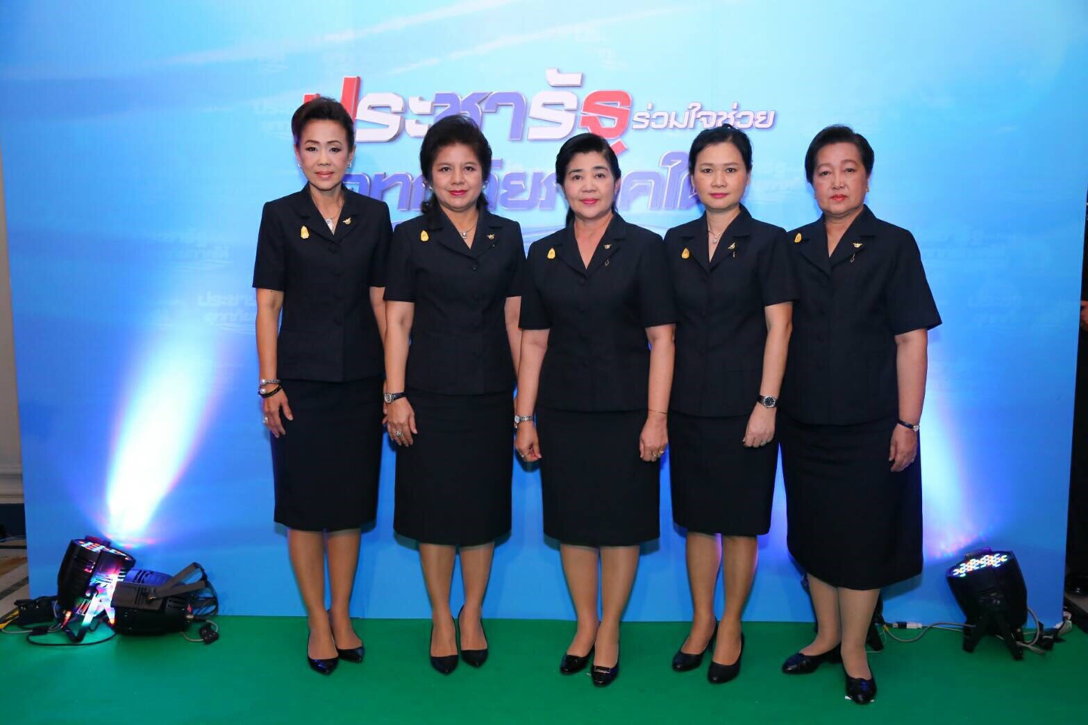 032 เมื่อวันที่ 15 มกราคม 2560 นายกสมาคมภริยาฯ พร้อมด้วยอุปนายกสมาคมภริยาฯ ร่วมบริจาคเงิน "ประชารัฐร่วมใจ ช่วยอุทกภัยภาคใต้" โดยมีนายกรัฐมนตรี และรัฐมนตรีว่าการกระทรวงกลาโหม เป็นผู้รับมอบ ณ ตึกสันติไมตรี ทำเนียบรัฐบาล