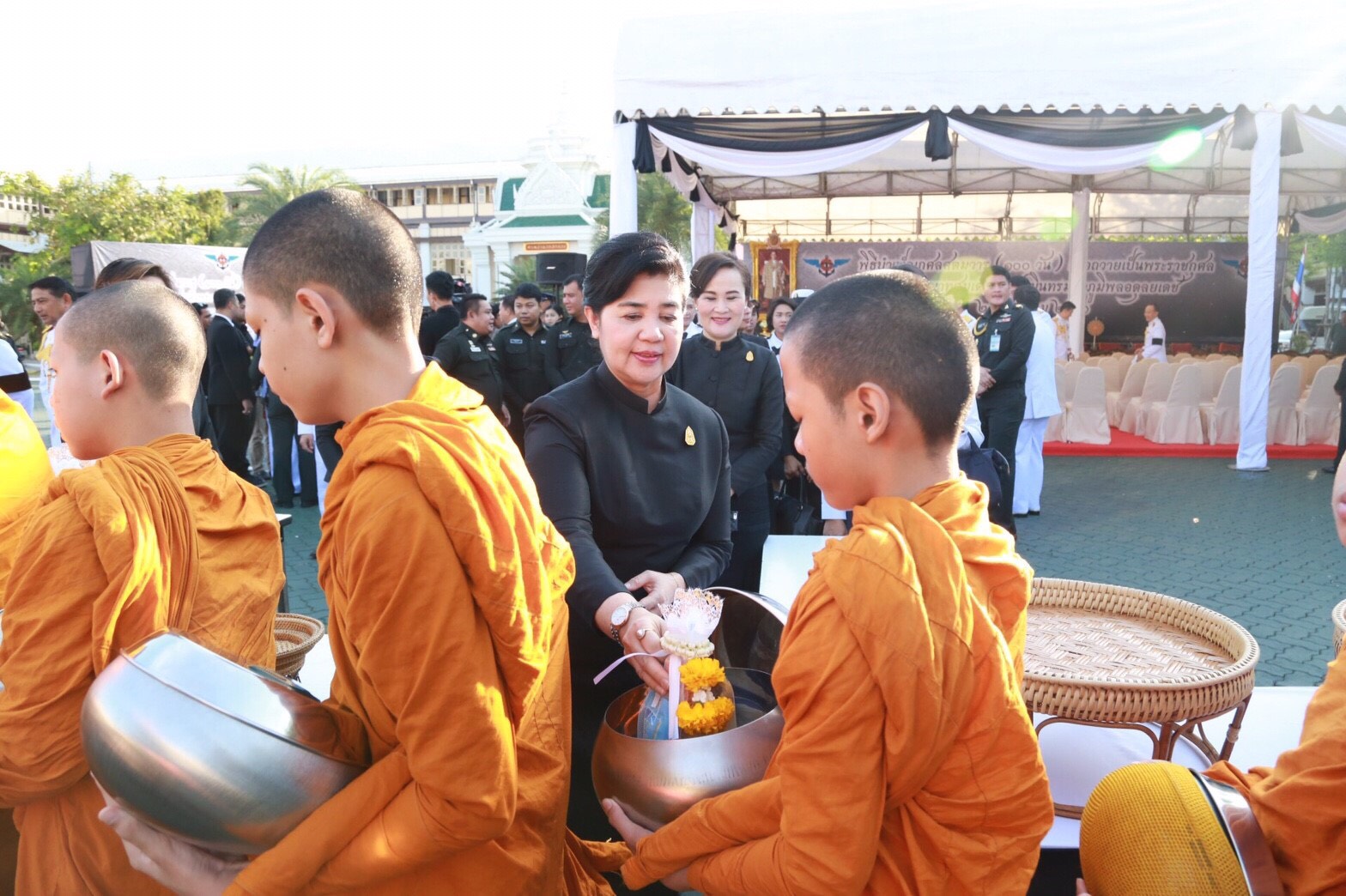 033 เมื่อวันที่ 20 มกราคม 2560 นายกสมาคมภริยาฯ พร้อมด้วยคณะกรรมการสมาคมฯภริยา ร่วมพิธีบำเพ็ญกุศลสตมวาร(100 วัน) เพื่อถวายเป็นพระราชกุศลแด่พระบาทสมเด็จพระปรมินทรมหาภูมิพลอดุลยเดช ณ ลานอเนกประสงค์ ในศาลาว่าการกลาโหม