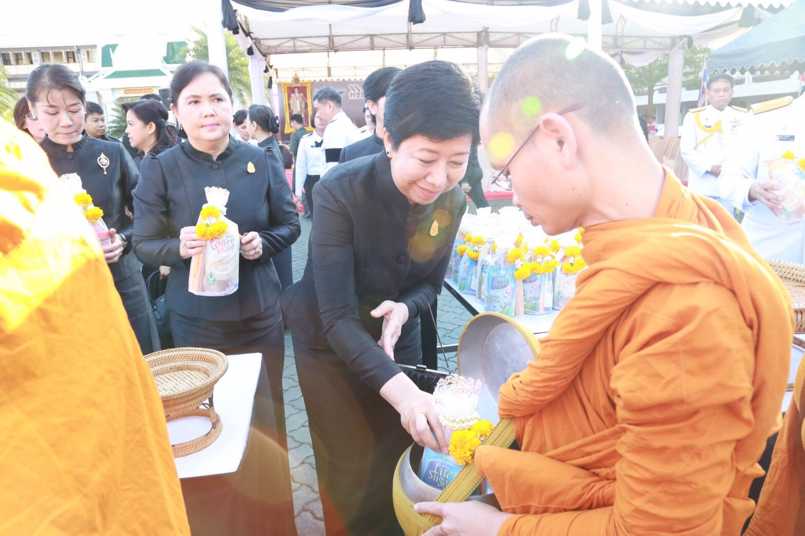 033 เมื่อวันที่ 20 มกราคม 2560 นายกสมาคมภริยาฯ พร้อมด้วยคณะกรรมการสมาคมฯภริยา ร่วมพิธีบำเพ็ญกุศลสตมวาร(100 วัน) เพื่อถวายเป็นพระราชกุศลแด่พระบาทสมเด็จพระปรมินทรมหาภูมิพลอดุลยเดช ณ ลานอเนกประสงค์ ในศาลาว่าการกลาโหม