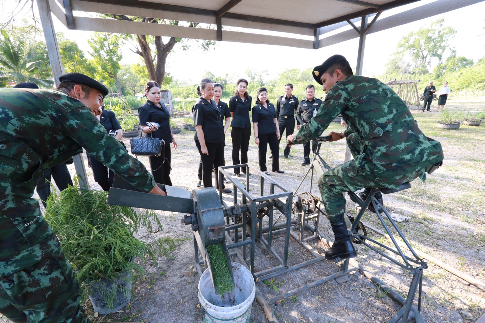 034 เมื่อวันที่ 31 มกราคม 2560 นายกสมาคมภริยาฯ พร้อมด้วยคณะกรรมการสมาคมฯ เดินทางไปตรวจเยี่ยมและติดตามการดำเนินงาน โครงการบริหารจัดการขยะรักษาสิ่งแวดล้อม โครงการศูนย์ส่งเสริมการเรียนรู้ โครงการครอบครัวพอเพียงและโครงการสายใยรักษ์:เพื่อคนพิเศษ ณ ค่ายจิรวิชิตสงคราม จ.ลพบุรี