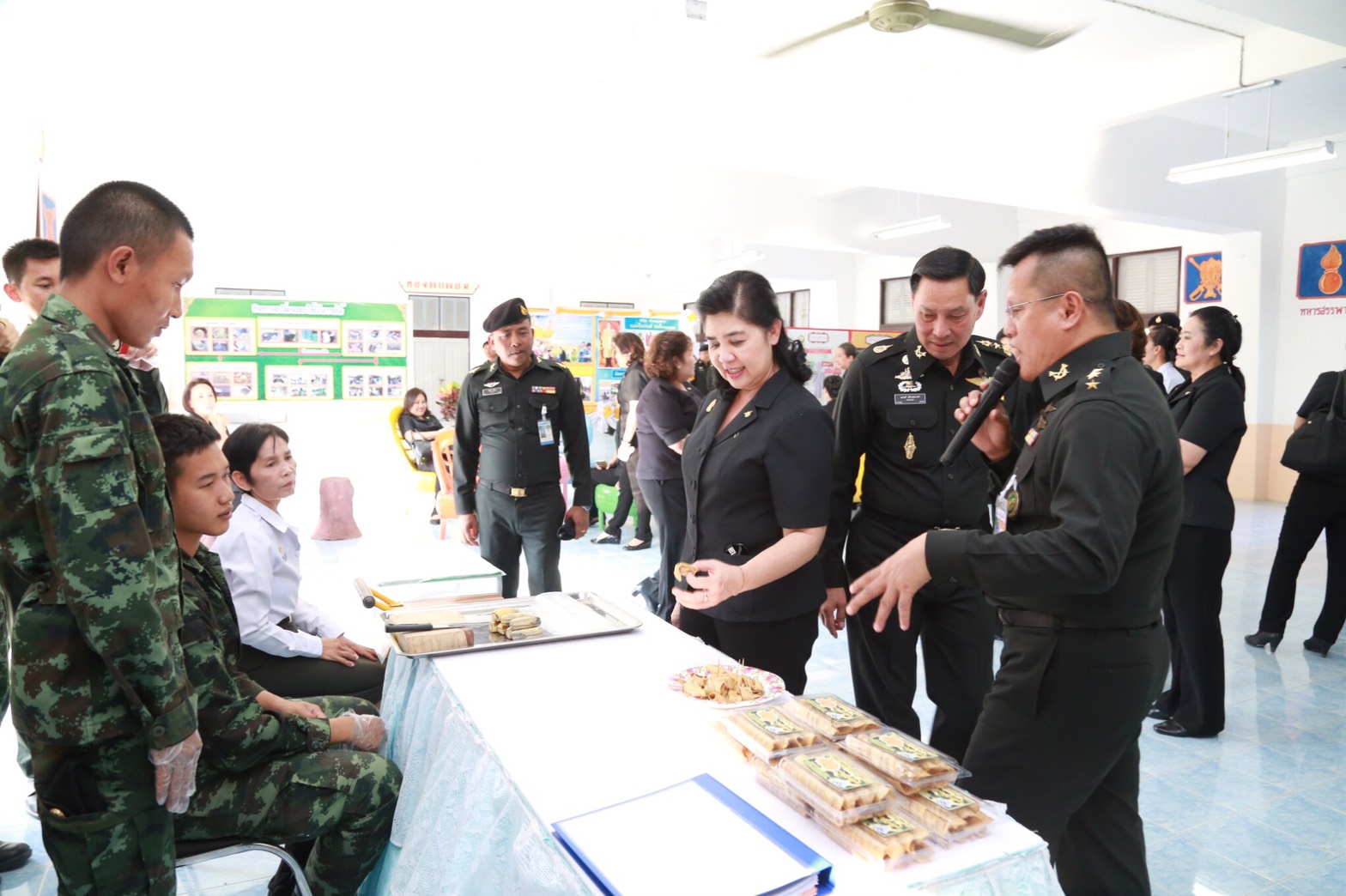 034 เมื่อวันที่ 31 มกราคม 2560 นายกสมาคมภริยาฯ พร้อมด้วยคณะกรรมการสมาคมฯ เดินทางไปตรวจเยี่ยมและติดตามการดำเนินงาน โครงการบริหารจัดการขยะรักษาสิ่งแวดล้อม โครงการศูนย์ส่งเสริมการเรียนรู้ โครงการครอบครัวพอเพียงและโครงการสายใยรักษ์:เพื่อคนพิเศษ ณ ค่ายจิรวิชิตสงคราม จ.ลพบุรี
