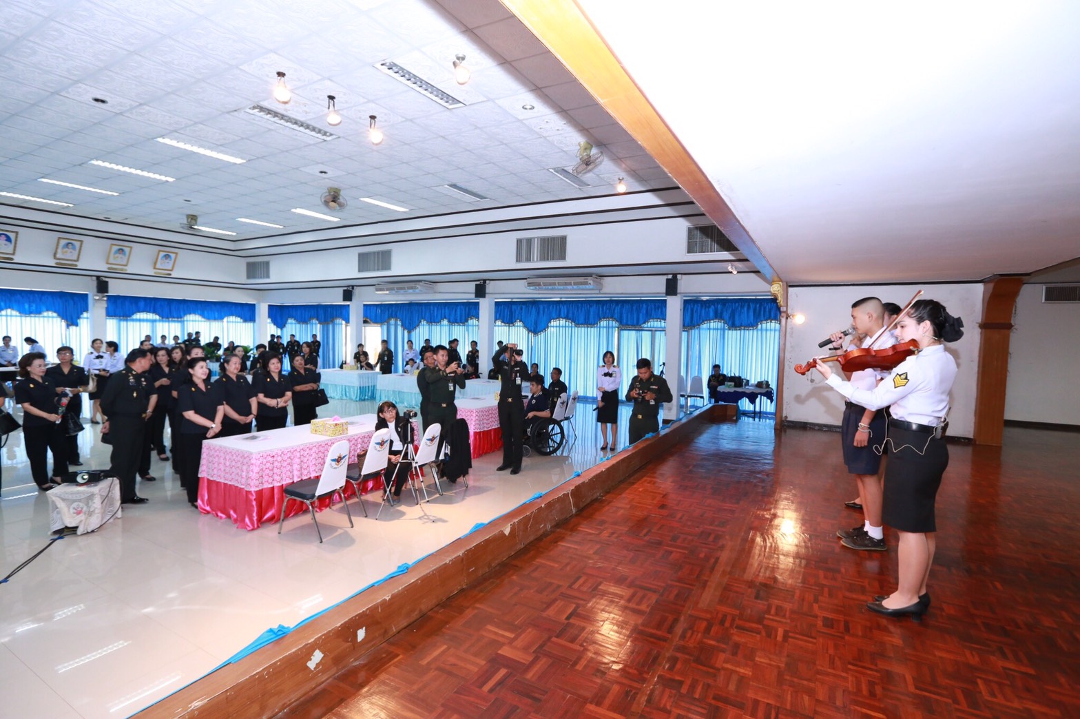 034 เมื่อวันที่ 31 มกราคม 2560 นายกสมาคมภริยาฯ พร้อมด้วยคณะกรรมการสมาคมฯ เดินทางไปตรวจเยี่ยมและติดตามการดำเนินงาน โครงการบริหารจัดการขยะรักษาสิ่งแวดล้อม โครงการศูนย์ส่งเสริมการเรียนรู้ โครงการครอบครัวพอเพียงและโครงการสายใยรักษ์:เพื่อคนพิเศษ ณ ค่ายจิรวิชิตสงคราม จ.ลพบุรี