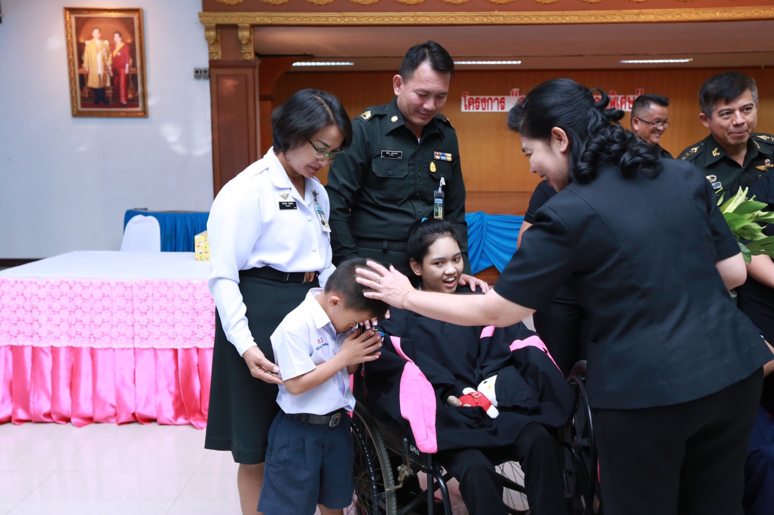 034 เมื่อวันที่ 31 มกราคม 2560 นายกสมาคมภริยาฯ พร้อมด้วยคณะกรรมการสมาคมฯ เดินทางไปตรวจเยี่ยมและติดตามการดำเนินงาน โครงการบริหารจัดการขยะรักษาสิ่งแวดล้อม โครงการศูนย์ส่งเสริมการเรียนรู้ โครงการครอบครัวพอเพียงและโครงการสายใยรักษ์:เพื่อคนพิเศษ ณ ค่ายจิรวิชิตสงคราม จ.ลพบุรี