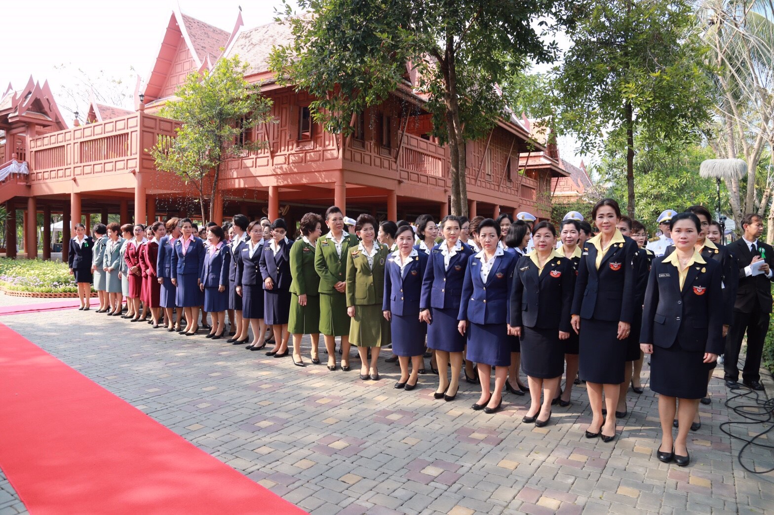 036 เมื่อวันที่ 4 กุมภาพันธ์ 2560 นายกสมาคมภริยาฯ พร้อมด้วยคณะกรรมการสมาคมฯ ร่วมเฝ้าทูลละอองพระบาท สมเด็จพระเทพรัตนราชสุดาฯ สยามบรมราชกุมารี ทรงพระกรุณาเสด็จพระราชดำเนินเป็นประธาน งานเฉลิมพระเกียรติ พระบาทสมเด็จพระพุทธเลิศหล้านภาลัย ณ อุทยานพระบรมราชานุสรณ์ พระบาทสมเด็จพระพุทธเลิศหล้านภาลัย อ.อัมพวา จ.สมุทรสงคราม