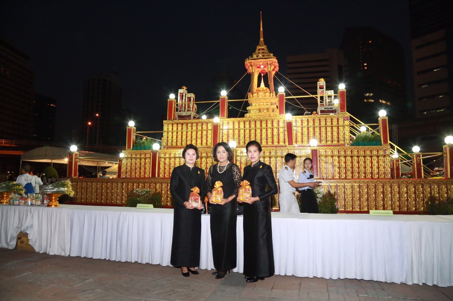 039 เมื่อวันที่ 11 กุมภาพันธ์ 2560 เลขานุการสมาคมภริยาฯ เป็นผู้แทนนายกสมาคมภริยาฯ พร้อมด้วยคณะกรรมการสมาคมฯ ร่วมทำบุญตักบาตร งานเผยแผ่พระพุทธศาสนา เนื่องในวันมาฆบูชา ประจำปีพุทธศักราช 2560 ณ มณฑลพิธีลานพระบรมราชานุสรณ์ รัชกาลที่ 6 สวนลุมพินี กรุงเทพฯ
