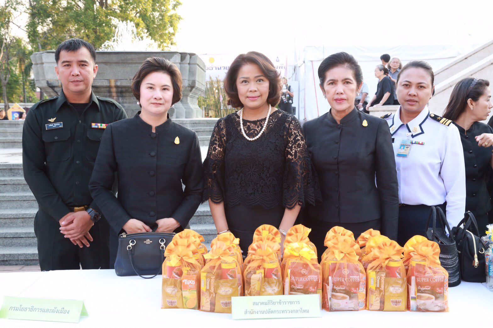 039 เมื่อวันที่ 11 กุมภาพันธ์ 2560 เลขานุการสมาคมภริยาฯ เป็นผู้แทนนายกสมาคมภริยาฯ พร้อมด้วยคณะกรรมการสมาคมฯ ร่วมทำบุญตักบาตร งานเผยแผ่พระพุทธศาสนา เนื่องในวันมาฆบูชา ประจำปีพุทธศักราช 2560 ณ มณฑลพิธีลานพระบรมราชานุสรณ์ รัชกาลที่ 6 สวนลุมพินี กรุงเทพฯ