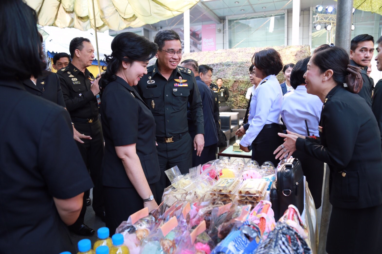 040 เมื่อวันที่ 15 กุมภาพันธ์ 2560 นายกสมาคมภริยาฯ พร้อมด้วยคณะกรรมการฯ ร่วมพิธีเปิดกิจกรรมน้อมรำลึกในพระมหากรุณาธิคุณ ของพระบาทสมเด็จพระปรมินทรมหาภูมิพลอดุลยเดช ภายใต้ชื่องาน "ใต้ร่มพระบารมี สดุดีจอมทัพไทย" ณ ลานด้านหน้าศูนย์การค้าเซ็นทรัลเวิลด์ กรุงเทพฯ