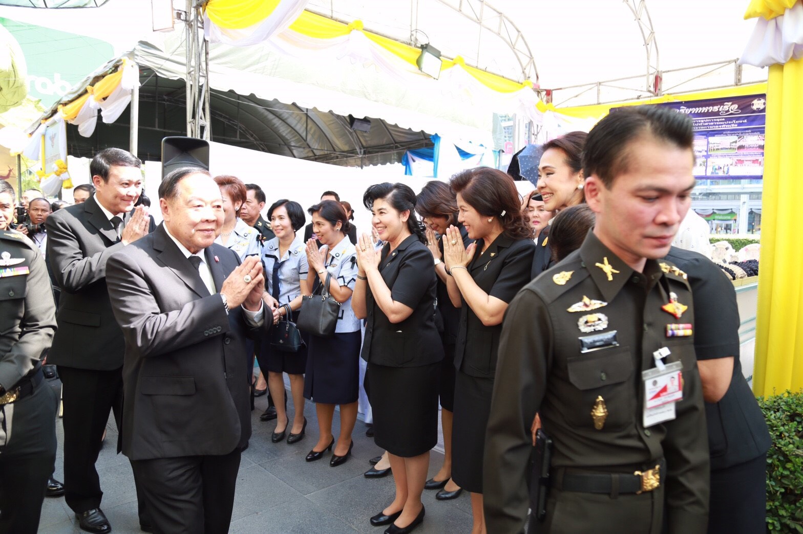 040 เมื่อวันที่ 15 กุมภาพันธ์ 2560 นายกสมาคมภริยาฯ พร้อมด้วยคณะกรรมการฯ ร่วมพิธีเปิดกิจกรรมน้อมรำลึกในพระมหากรุณาธิคุณ ของพระบาทสมเด็จพระปรมินทรมหาภูมิพลอดุลยเดช ภายใต้ชื่องาน "ใต้ร่มพระบารมี สดุดีจอมทัพไทย" ณ ลานด้านหน้าศูนย์การค้าเซ็นทรัลเวิลด์ กรุงเทพฯ