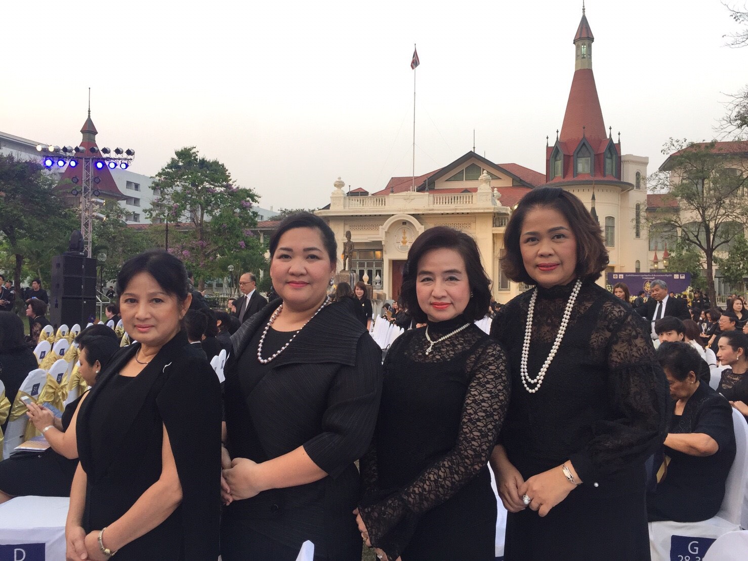 042 เมื่อวันที่ 19 กุมภาพันธ์ 2560 เลขานุการสมาคมภริยาฯ เป็นผู้แทนนายกสมาคมภริยาฯ พร้อมด้วยคณะกรรมการสมาคมฯ ร่วมงานแสดงดนตรี "วนาสินธุ์ ในดวงใจนิรันดร์" ซึ่งจัดโดยสำนักงานปลัดสำนักนายกรัฐมนตรี สำนักงานทรัพย์สินส่วนพระมหากษัตริย์ มูลนิธิศาลาเฉลิมกรุง และมูลนิธิอนุรักษ์พระราชวังพญาไทในพระอุปถัมภ์ฯ ณ ลานด้านหน้าพระบรมราชานุสาวรีย์ รัชกาลที่ ๖ พระราชวังพญาไท กรุงเทพฯ