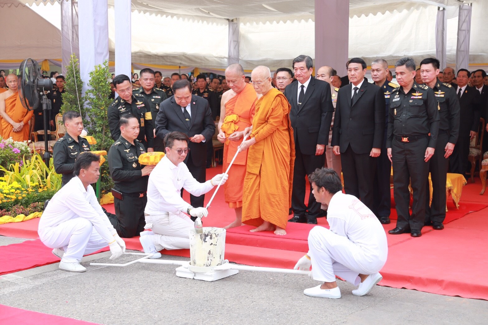 043 เมื่อวันที่ 22 กุมภาพันธ์ 2560 นายกสมาคมภริยาฯ พร้อมด้วยคณะกรรมการสมาคมภริยาฯ ร่วมพิธีเททองหล่อและพิธีพุทธาภิเษก "พระพุทธไตรเสนากลาโหมพิทักษ์" ซึ่งจัดโดยสำนักงานปลัดกระทรวงกลาโหม ณ มณฑลพิธี วัดปริวาสราชสงคราม เขตยานนาวา กรุงเทพ ฯ