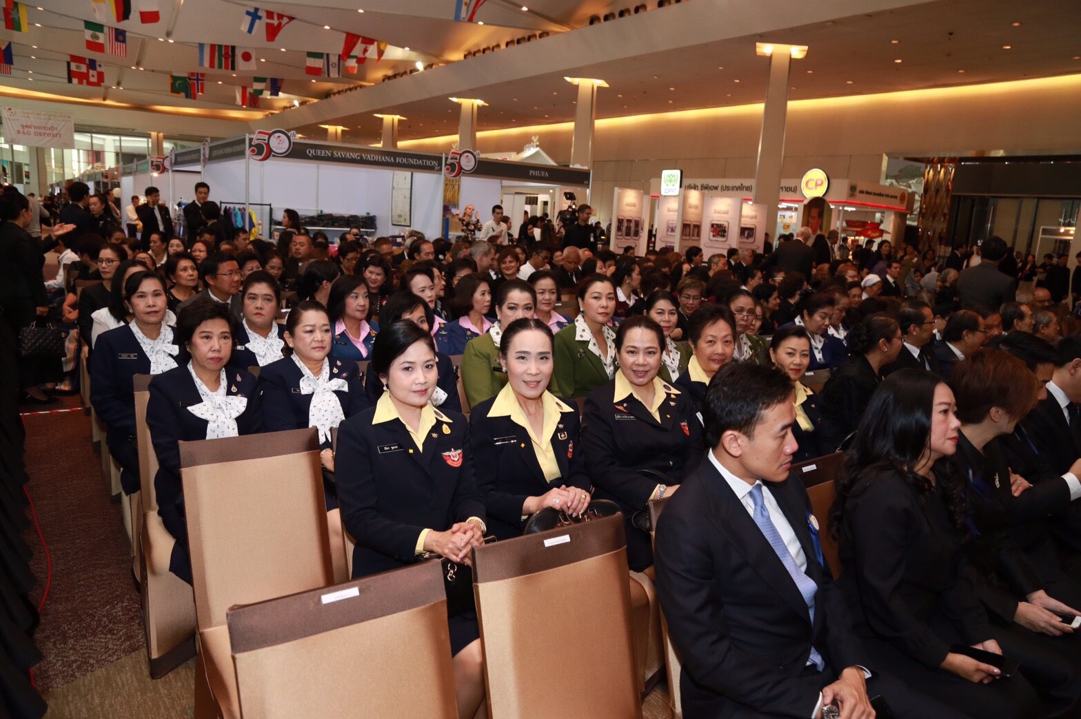 044 เมื่อวันที่ 25 กุมภาพันธ์ 2560 กรรมการสมาคมภริยาฯ เป็นผู้แทนนายกสมาคมภริยาฯ พร้อมด้วยคณะกรรมการสมาคมฯ ร่วมพิธีเปิดงาน "มหกรรมสินค้านานาชาติเพื่อ การกุศลแห่งปี" ๕๐ ปี ความงดงามแห่งการให้กับความร่วมใจจากสถานทูตกว่า ๕๐ ประเทศ ณ รอยัล พารากอน ฮอลล์ ชั้นที่ ๕ ศูนย์การค้าสยามพารากอน โดยสมเด็จพระเทพรัตนราชสุดาฯ สยามบรมราชกุมารี เสด็จพระราชดำเนิน ทรงเป็นประธานในการเปิดงาน ฯ