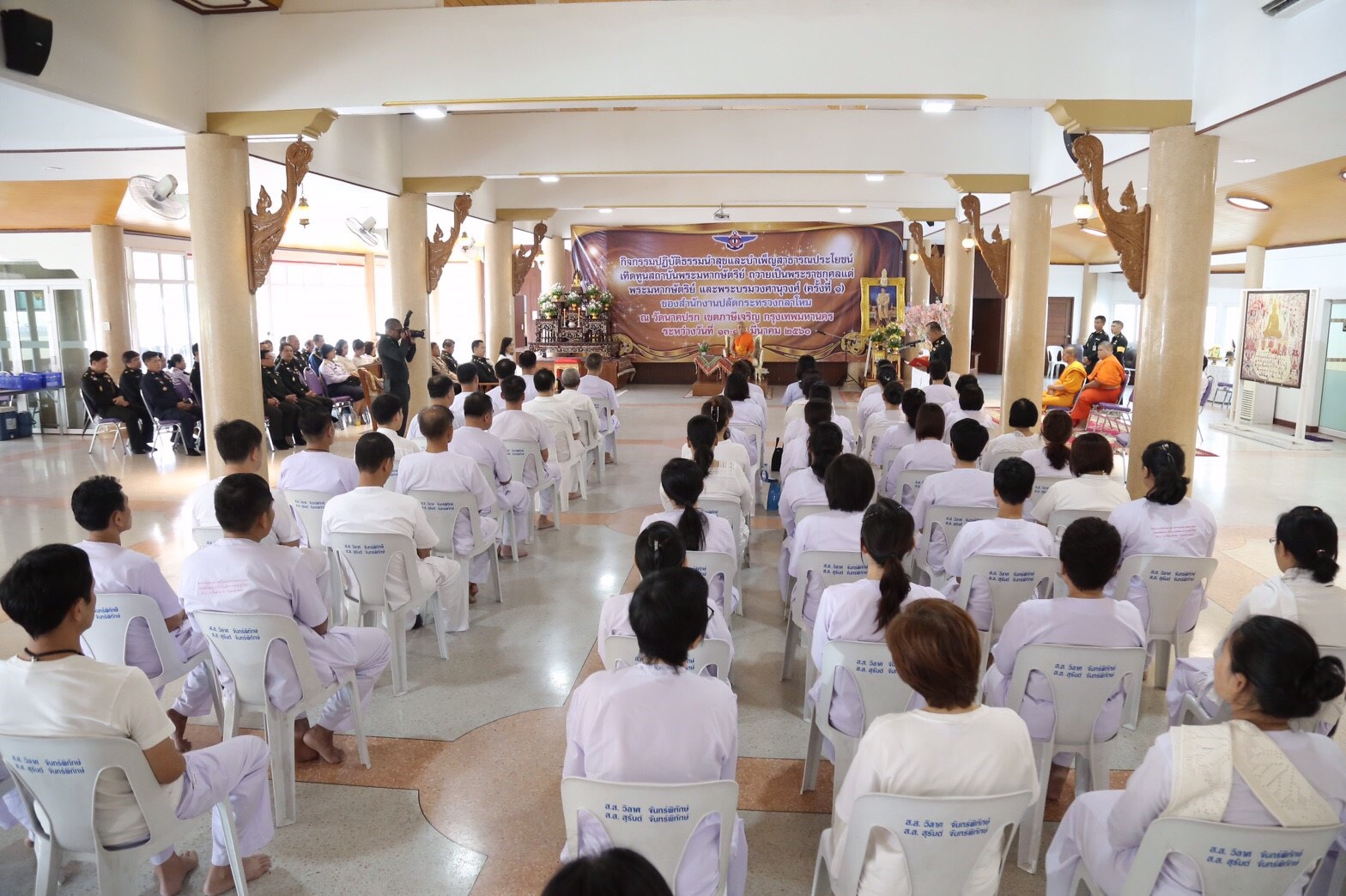 049 เมื่อวันที่ 17 มีนาคม 2560 ประธานฝ่ายกิจกรรมและโครงการสมาคมภริยาฯ เป็นผู้แทนนายกสมาคมภริยาฯ พร้อมด้วยคณะกรรมการสมาคมฯ ร่วมพิธีปิดกิจกรรมปฏิบัติธรรมนำสุข และบำเพ็ญสาธารณประโยชน์เทิดทูนสถาบันพระมหากษัตริย์ถวายเป็นพระราชกุศล แด่พระมหากษัตริย์และพระบรมวงศานุวงศ์ (ครั้งที่ 1)ของสำนักงานปลัดกระทรวงกลาโหม ณ วัดนาคปรก เขตภาษีเจริญ กรุงเทพฯ