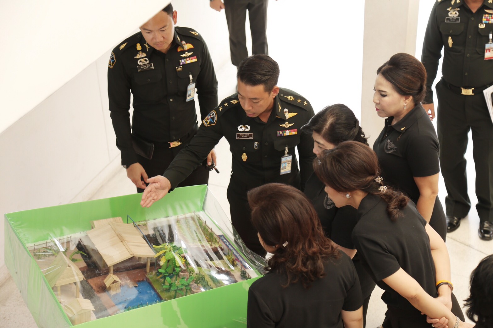 050 เมื่อวันที่ 24 มีนาคม 2560 นายกสมาคมภริยาฯ พร้อมด้วยคณะกรรมการสมาคมฯ เดินทางไปตรวจเยี่ยมและติดตามการดำเนินงาน โครงการบริหารจัดการขยะรักษา สิ่งแวดล้อมและโครงการครอบครัวพอเพียง ในพื้นที่ของ กองพันทหารสารวัตร สำนักงานปลัดกระทรวงกลาโหม ถนนเทิดราชัน แขวงสีกัน เขตดอนเมือง กรุงเทพฯ