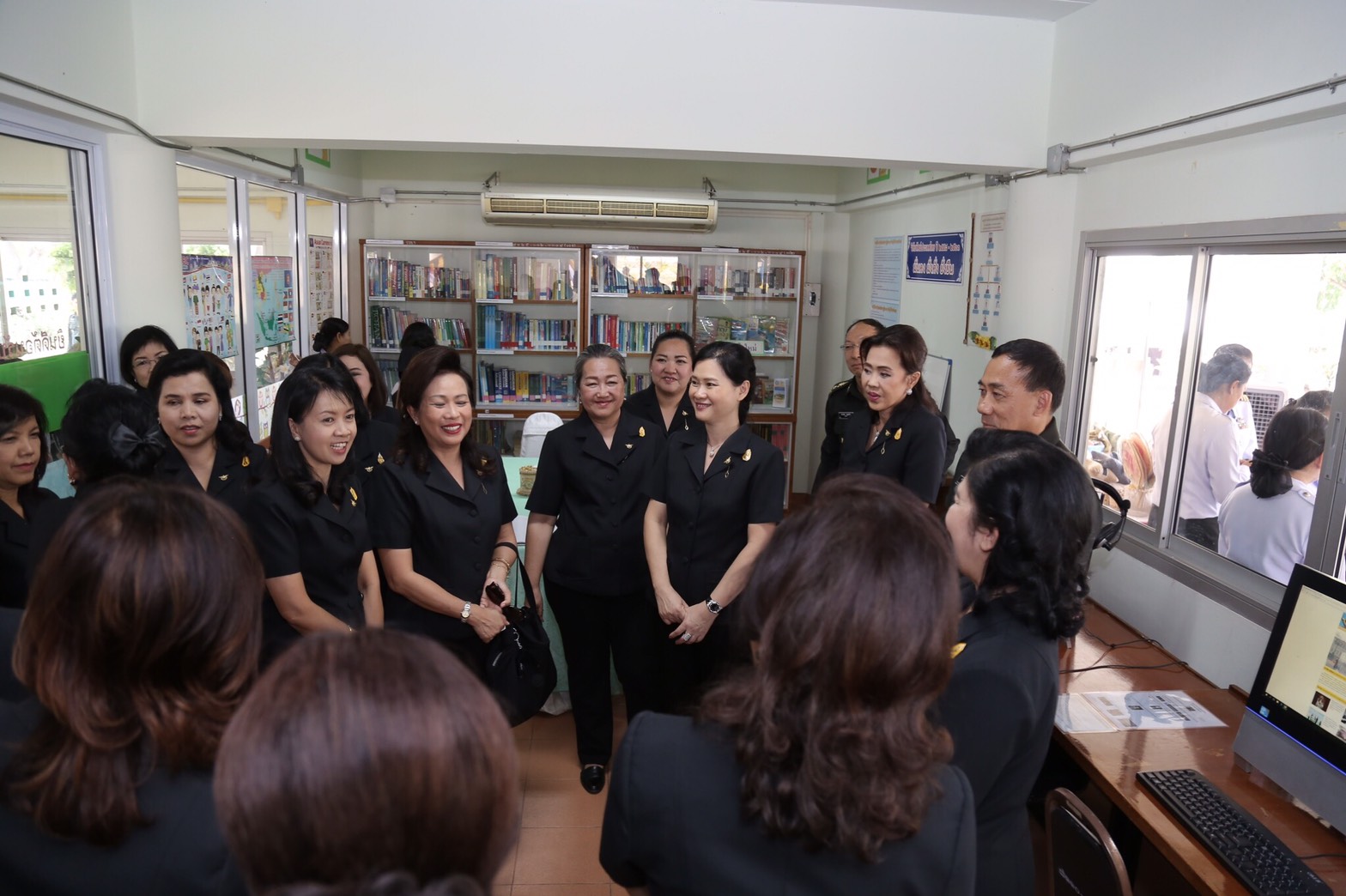 052 เมื่อวันที่ 29 มีนาคม 2560 นายกสมาคมภริยาฯ พร้อมด้วยคณะกรรมการสมาคมฯ เดินทางไปตรวจเยี่ยมและติดตามการดำเนินงาน โครงการฯ ในพื้นที่ของ โรงงานผลิตวัตถุระเบิดทหาร กรมการอุตสาหกรรมทหาร ศูนย์การอุตสาหกรรมป้องกันประเทศและพลังงานทหาร (รวท.อท.ศอพท.) จ.นครสวรรค์