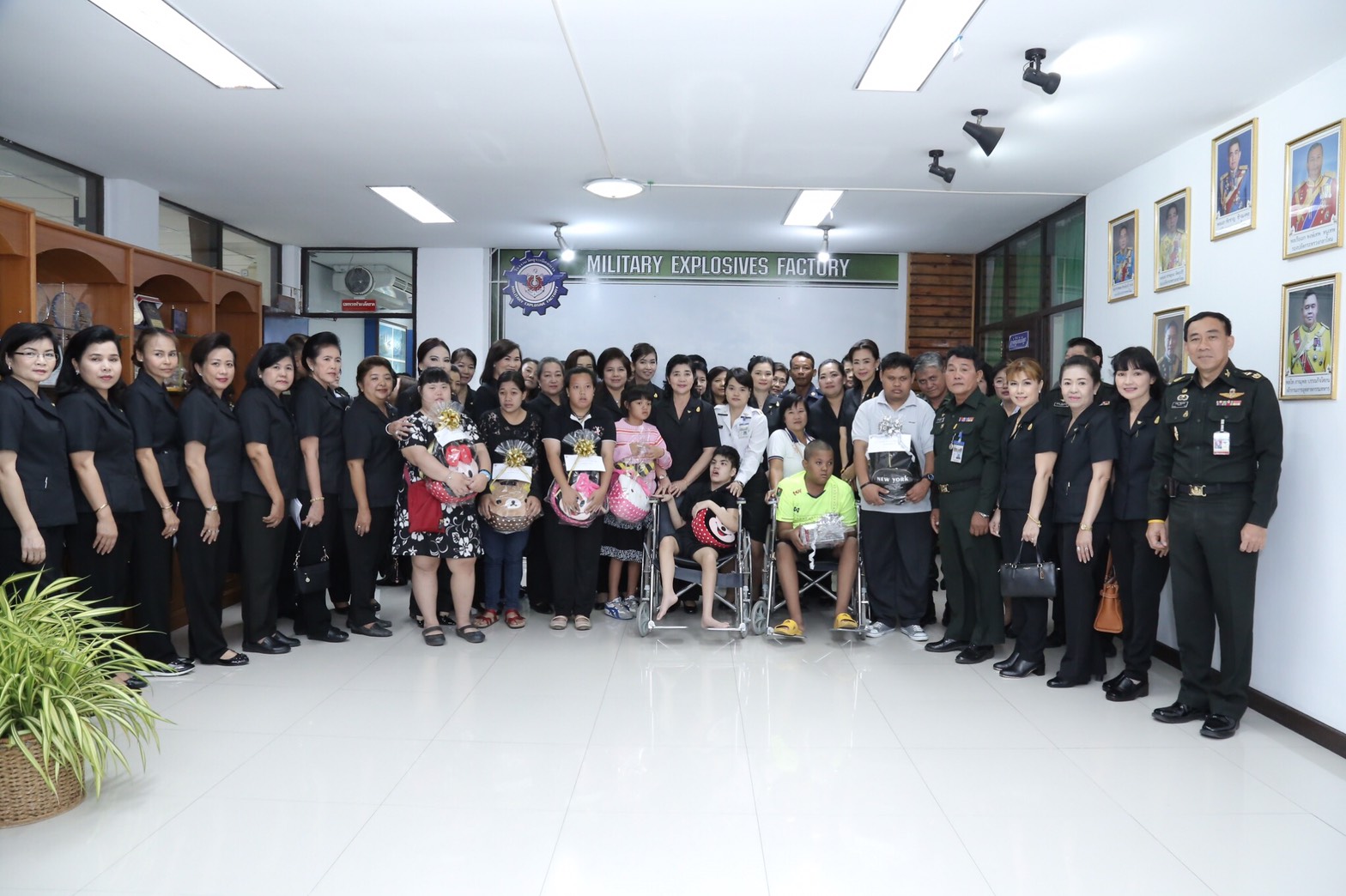 052 เมื่อวันที่ 29 มีนาคม 2560 นายกสมาคมภริยาฯ พร้อมด้วยคณะกรรมการสมาคมฯ เดินทางไปตรวจเยี่ยมและติดตามการดำเนินงาน โครงการฯ ในพื้นที่ของ โรงงานผลิตวัตถุระเบิดทหาร กรมการอุตสาหกรรมทหาร ศูนย์การอุตสาหกรรมป้องกันประเทศและพลังงานทหาร (รวท.อท.ศอพท.) จ.นครสวรรค์