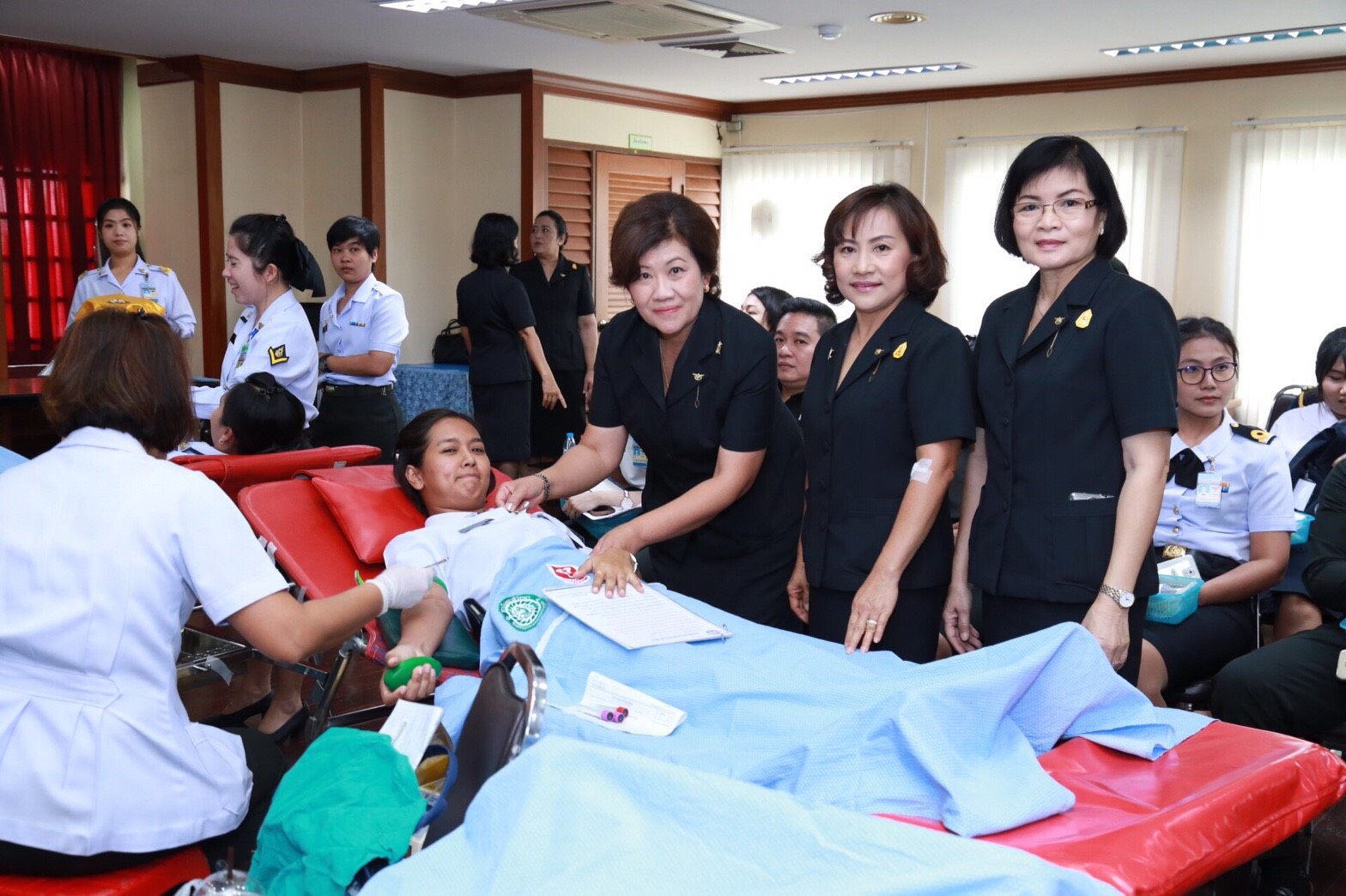 053 เมื่อวันที่ 3 เมษายน 2560 ประธานกรรมการฝ่ายสวัสดิการสมาคมภริยาฯ เป็นผู้แทนนายกสมาคมภริยาฯ พร้อมด้วยคณะกรรมการสมาคมฯ ร่วมกิจกรรมบริจาคโลหิตถวายเป็นพระราชกุศล แด่พระบาทสมเด็จพระจุลจอมเกล้าเจ้าอยู่หัว พระบาทสมเด็จพระปรมินทรมหาภูมิพลอดุลยเดช และสมเด็จพระเจ้าอยู่หัวมหาวชิราลงกรณ บดินทรเทพยวรางกูร เนื่องในวันคล้ายวันสถาปนากระทรวงกลาโหม ประจำปี 2560 ครบ 130 ปี ณ ห้องประชุม กรมพระธรรมนูญ ชั้น 4 ข้างศาลาว่าการกลาโหม กรุงเทพมหานคร