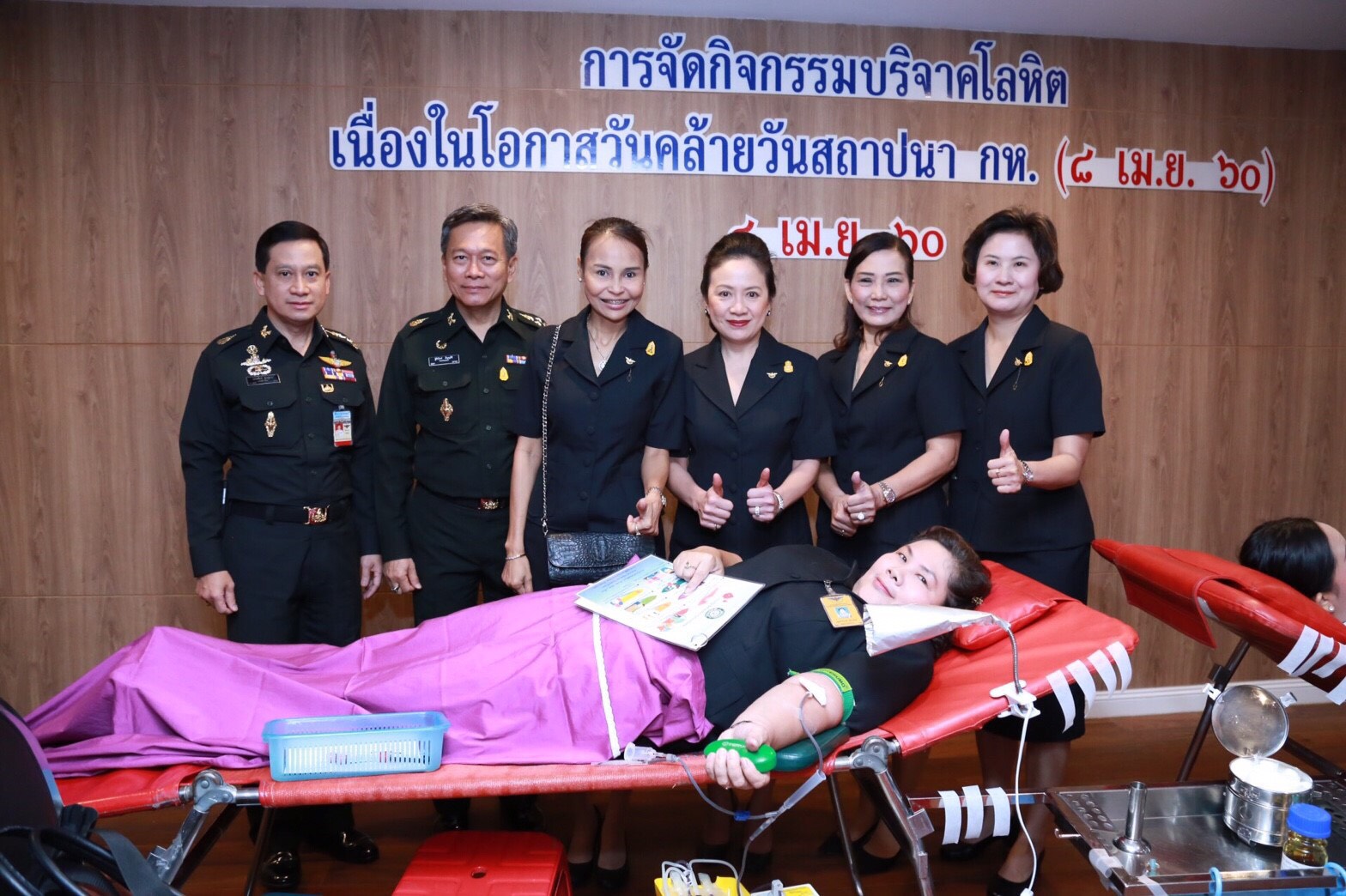 054 เมื่อวันที่ 4 เมษายน 2560 ประธานกรรมการฝ่ายจัดหารายได้สมาคมภริยาฯ เป็นผู้แทนนายกสมาคมภริยาฯ พร้อมด้วยคณะกรรมการสมาคมฯ ร่วมกิจกรรมบริจาคโลหิตถวายเป็นพระราชกุศล แด่พระบาทสมเด็จพระจุลจอมเกล้าเจ้าอยู่หัว พระบาทสมเด็จพระปรมินทรมหาภูมิพลอดุลยเดช และสมเด็จพระเจ้าอยู่หัวมหาวชิราลงกรณ บดินทรเทพยวรางกูร เนื่องในวันคล้ายวันสถาปนากระทรวงกลาโหม ประจำปี 2560 ครบ 130 ปี ณ อาคารสำนักงานปลัดกระทรวงกลาโหม