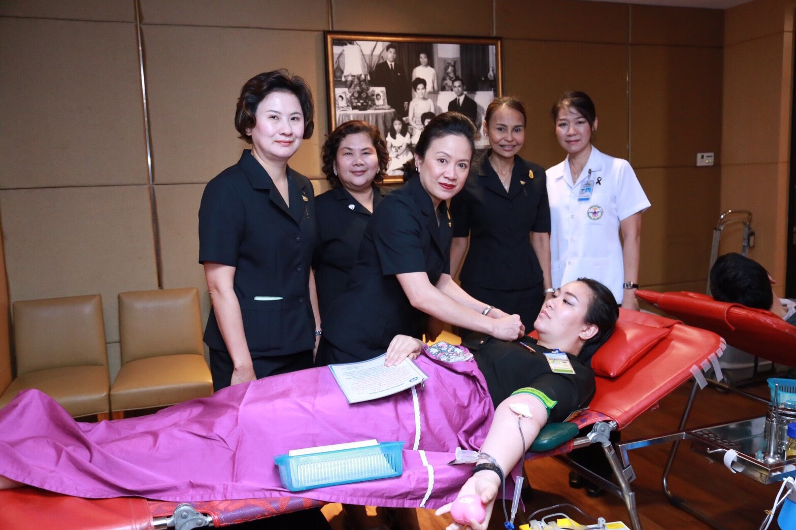 054 เมื่อวันที่ 4 เมษายน 2560 ประธานกรรมการฝ่ายจัดหารายได้สมาคมภริยาฯ เป็นผู้แทนนายกสมาคมภริยาฯ พร้อมด้วยคณะกรรมการสมาคมฯ ร่วมกิจกรรมบริจาคโลหิตถวายเป็นพระราชกุศล แด่พระบาทสมเด็จพระจุลจอมเกล้าเจ้าอยู่หัว พระบาทสมเด็จพระปรมินทรมหาภูมิพลอดุลยเดช และสมเด็จพระเจ้าอยู่หัวมหาวชิราลงกรณ บดินทรเทพยวรางกูร เนื่องในวันคล้ายวันสถาปนากระทรวงกลาโหม ประจำปี 2560 ครบ 130 ปี ณ อาคารสำนักงานปลัดกระทรวงกลาโหม